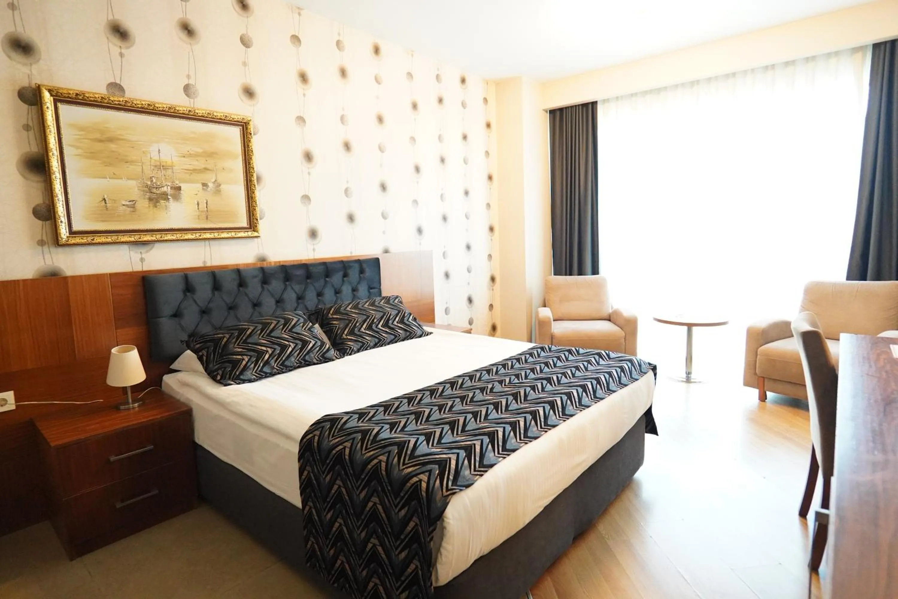 Communal lounge/ TV room, Bed in Grand Karot Hotel