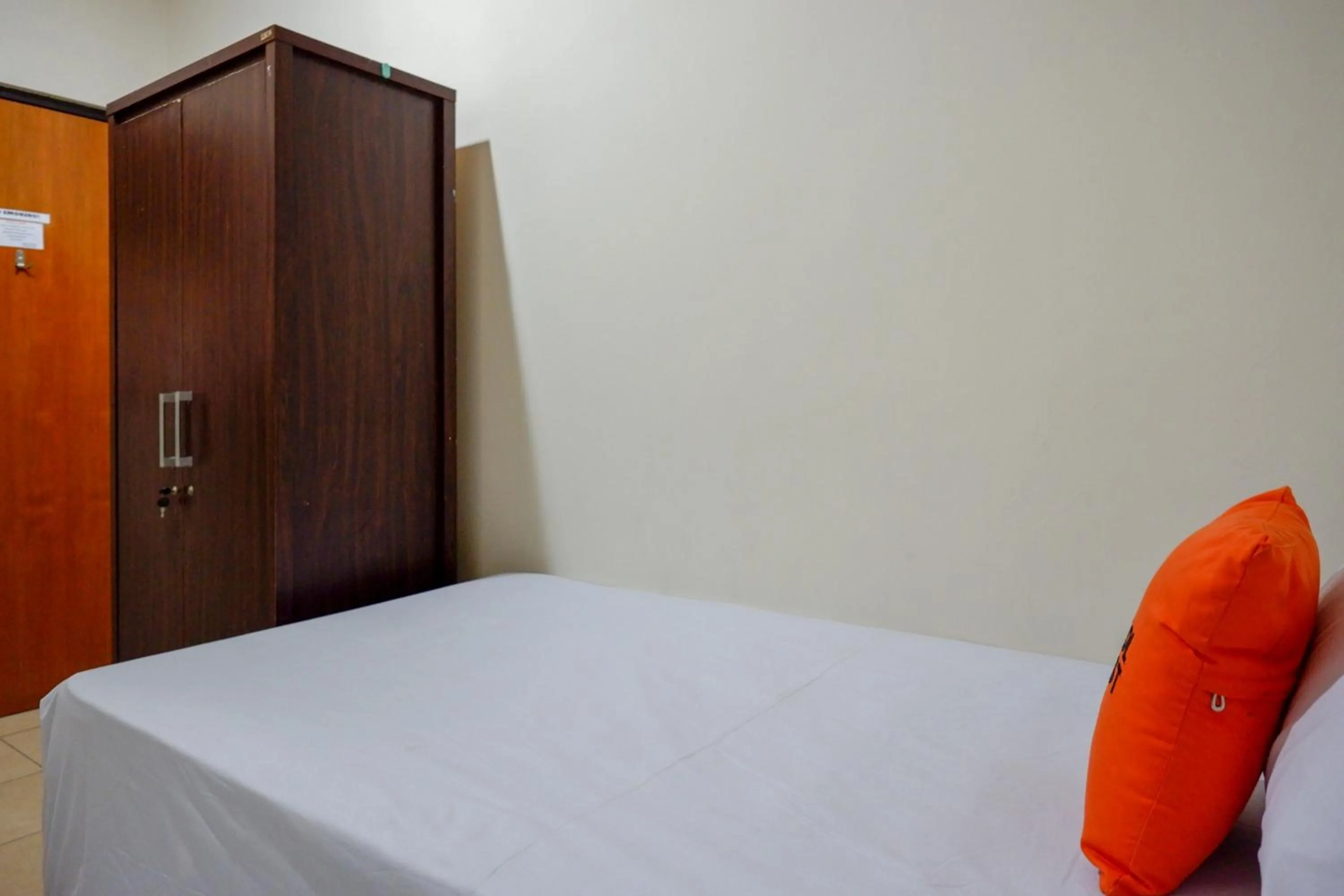 Photo of the whole room in KoolKost near Kawasan Simpang Lima Semarang