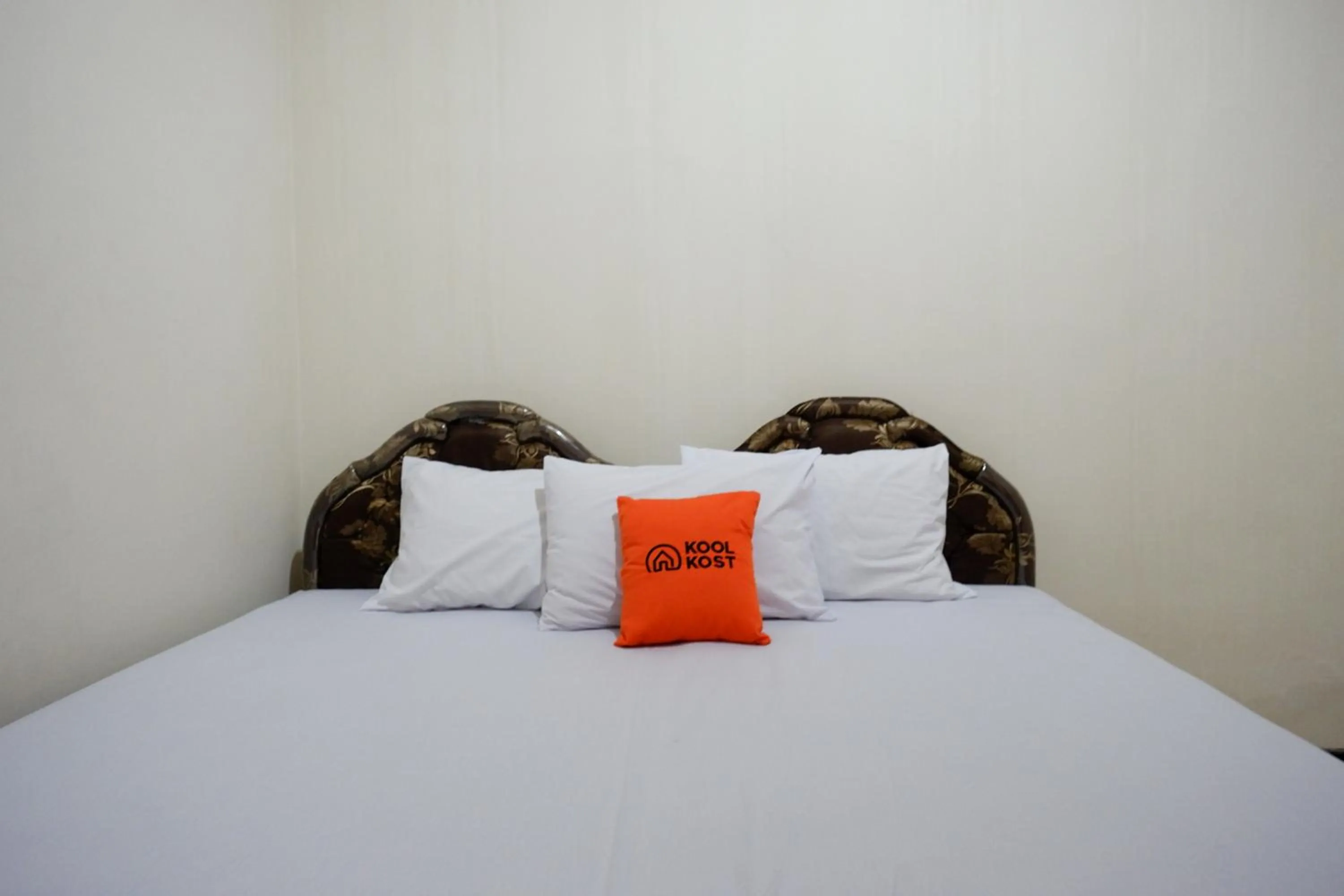 Photo of the whole room in KoolKost near Kawasan Simpang Lima Semarang