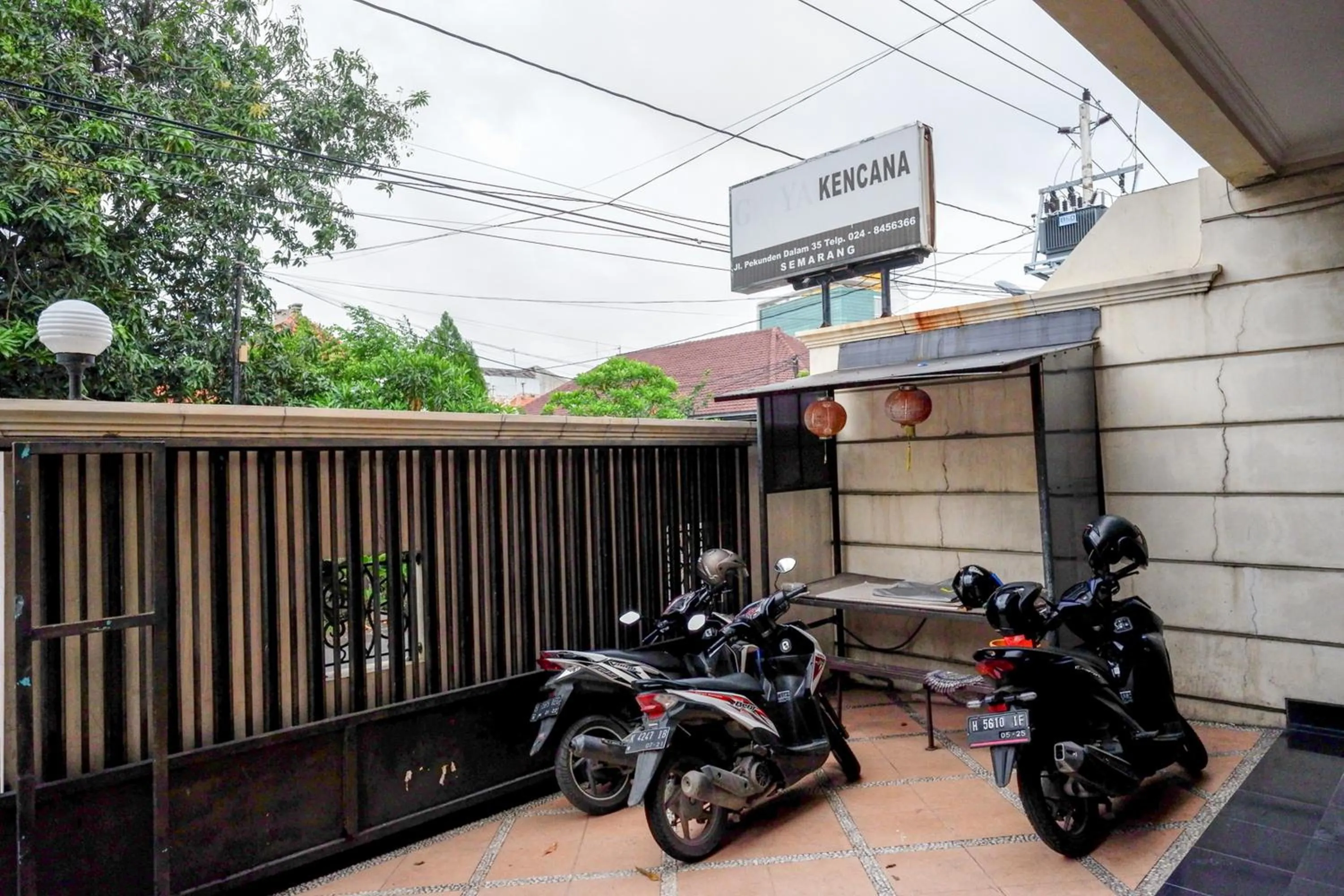 Facade/entrance in KoolKost near Kawasan Simpang Lima Semarang