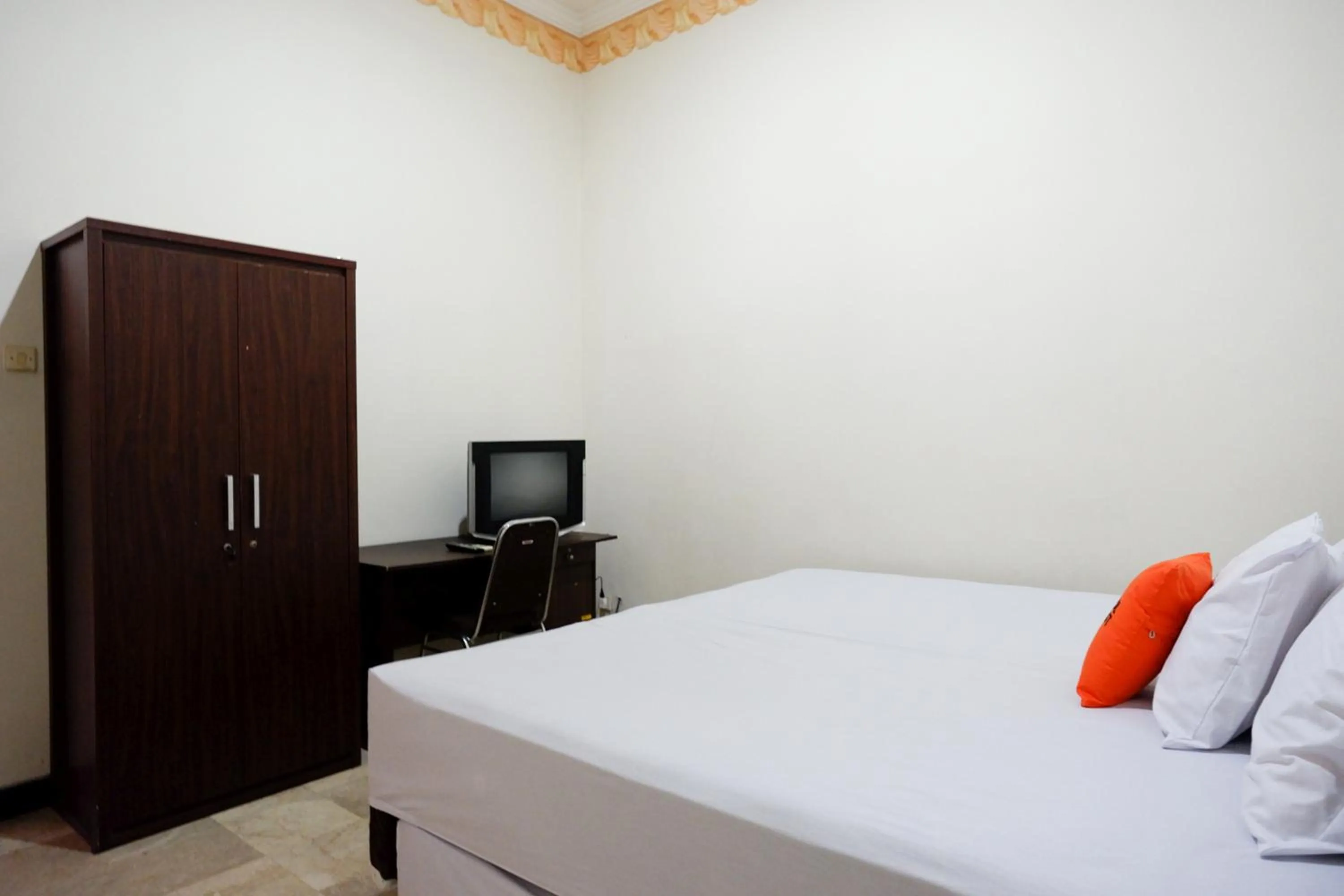 Photo of the whole room in KoolKost near Kawasan Simpang Lima Semarang