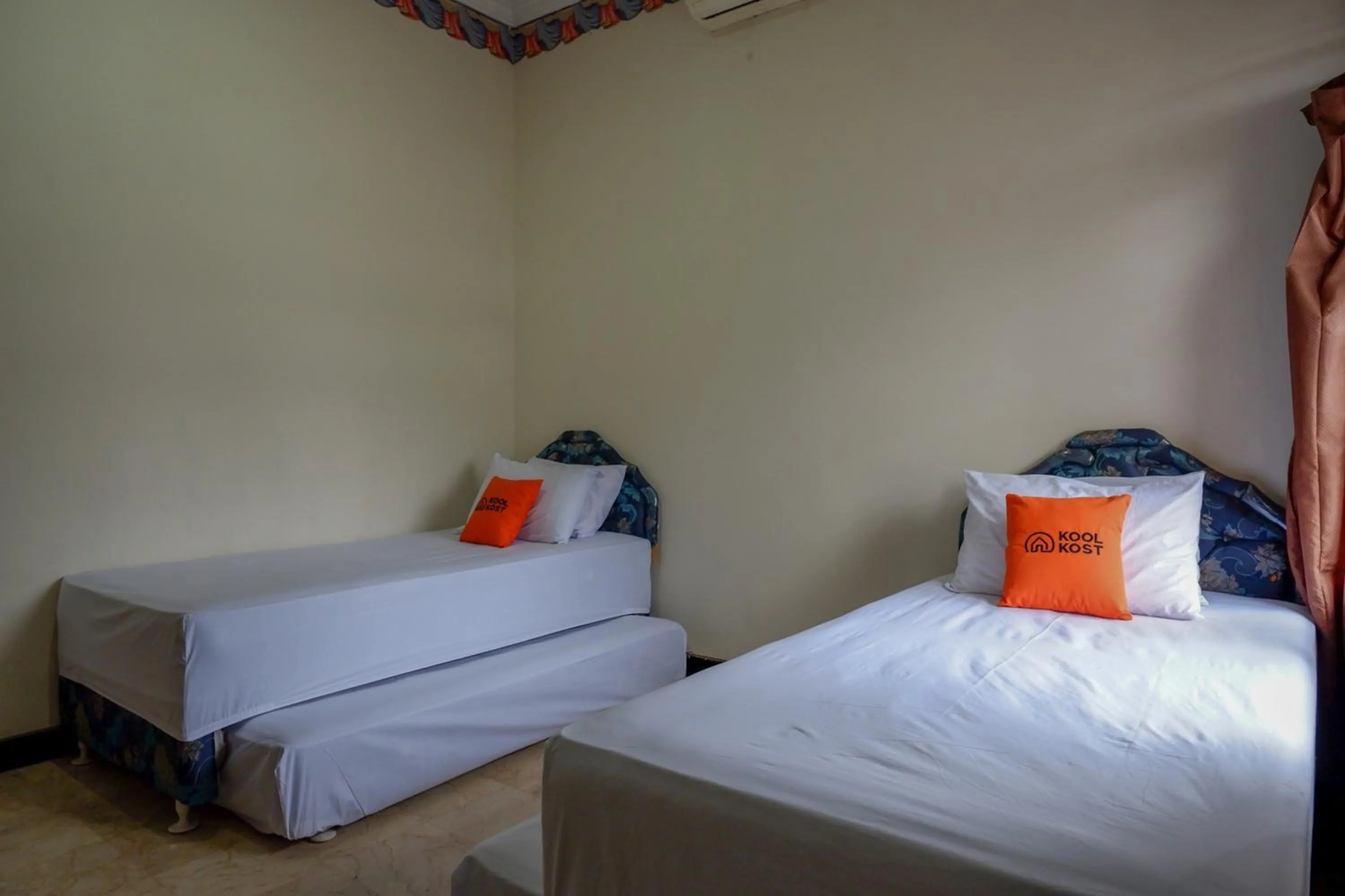 Photo of the whole room in KoolKost near Kawasan Simpang Lima Semarang