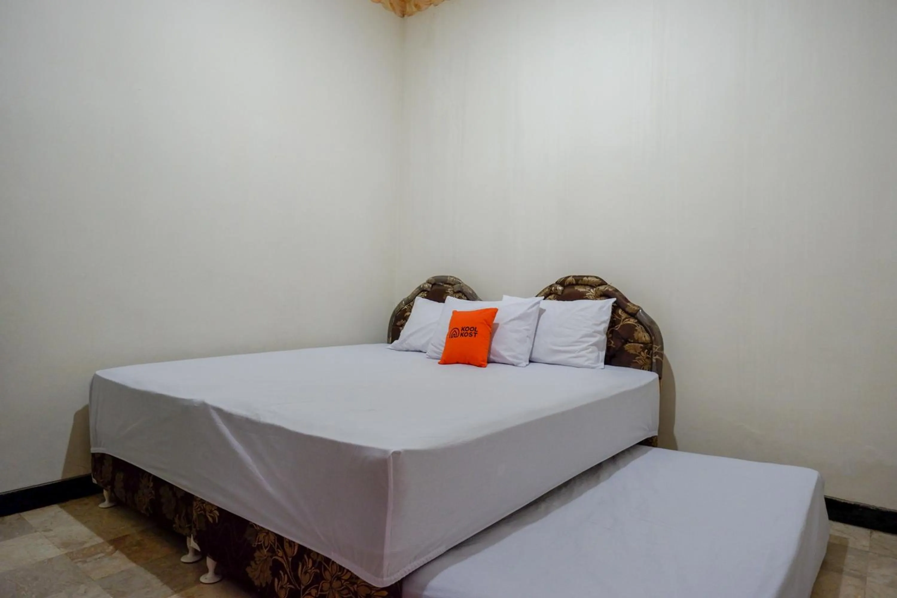 Photo of the whole room in KoolKost near Kawasan Simpang Lima Semarang