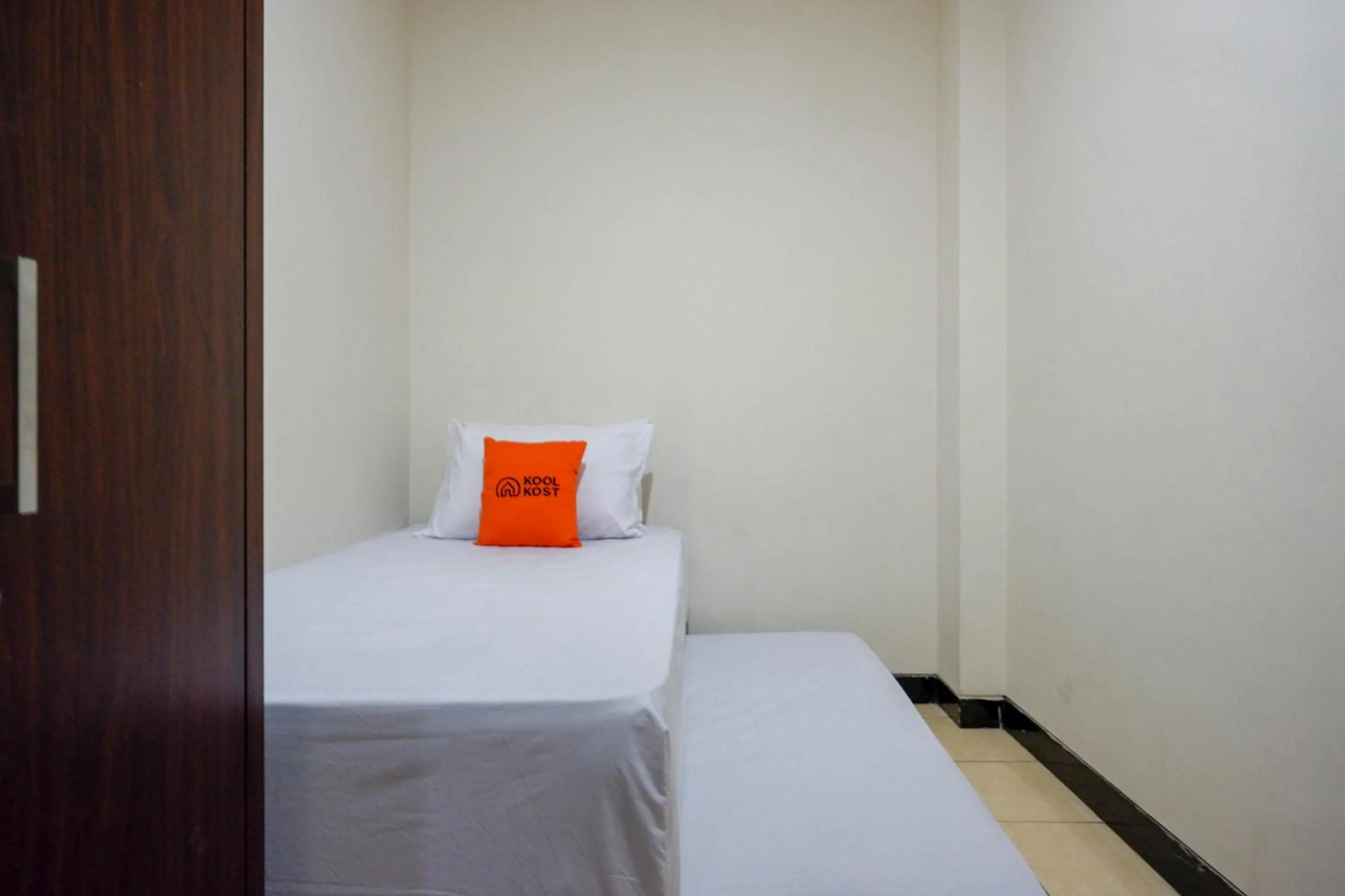 Photo of the whole room in KoolKost near Kawasan Simpang Lima Semarang