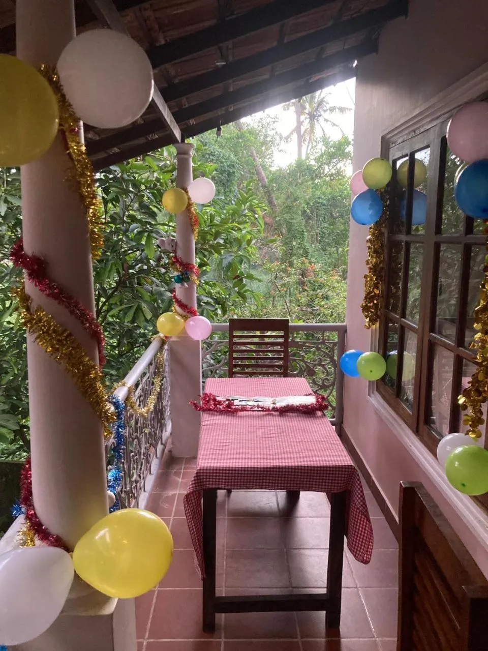 Restaurant/places to eat in Mandaram villas