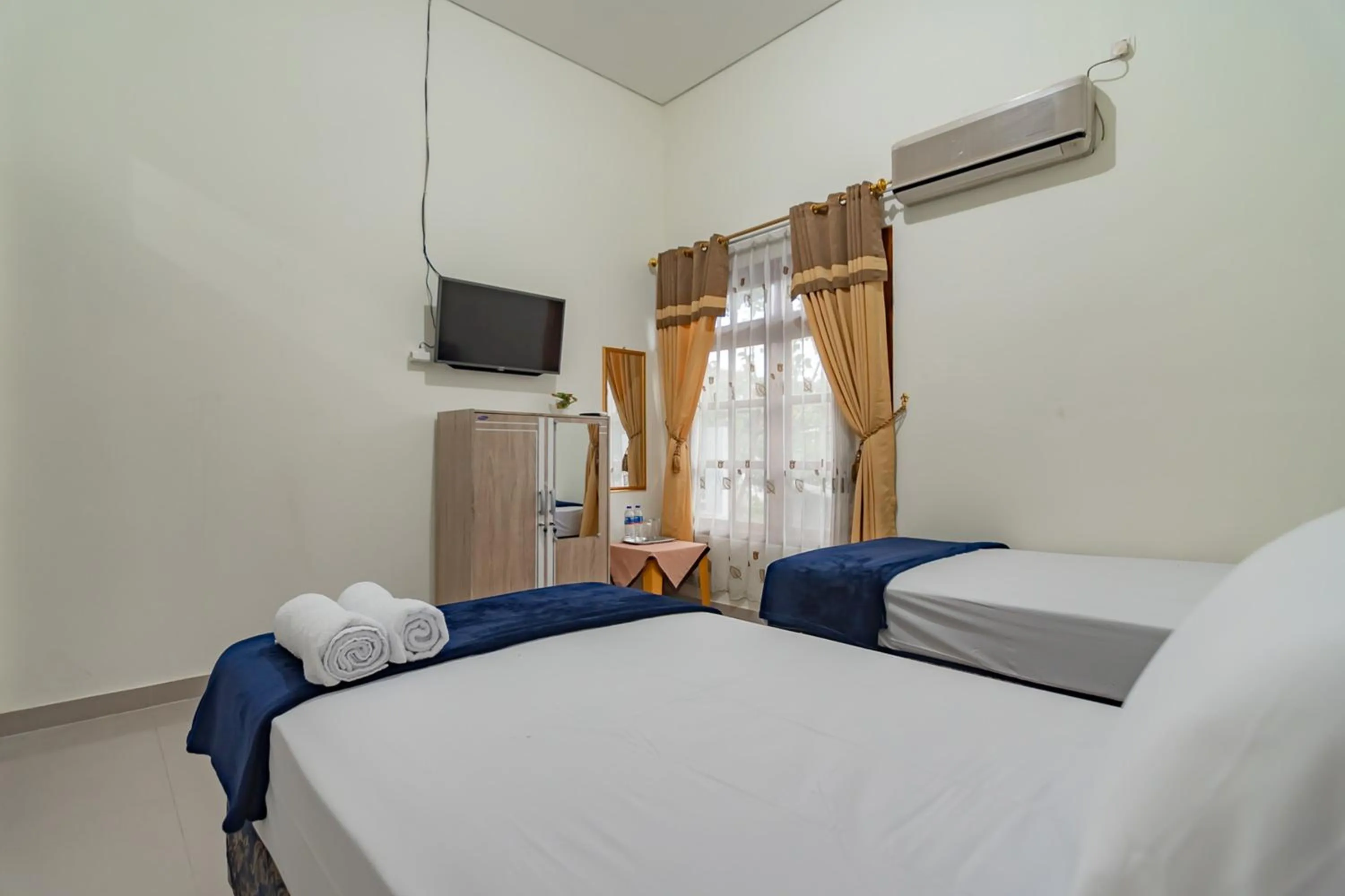 Bed in The Lima Guest House Syariah Mitra RedDoorz