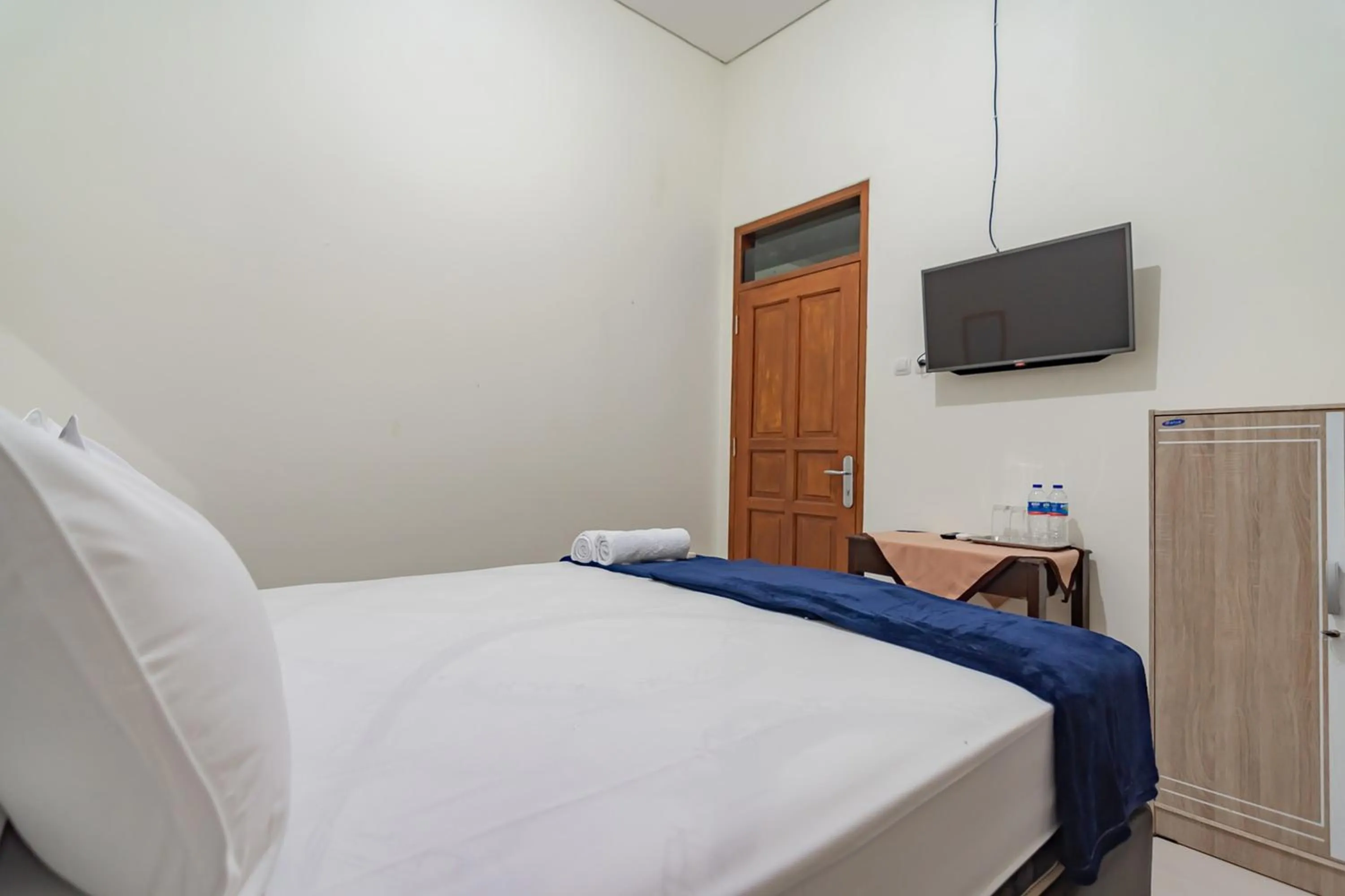 Bed in The Lima Guest House Syariah Mitra RedDoorz