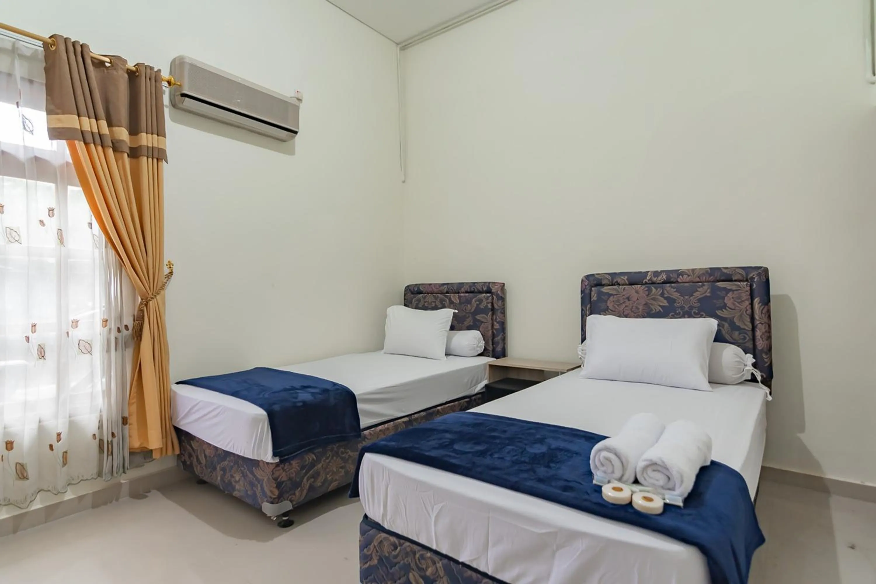 Bed in The Lima Guest House Syariah Mitra RedDoorz