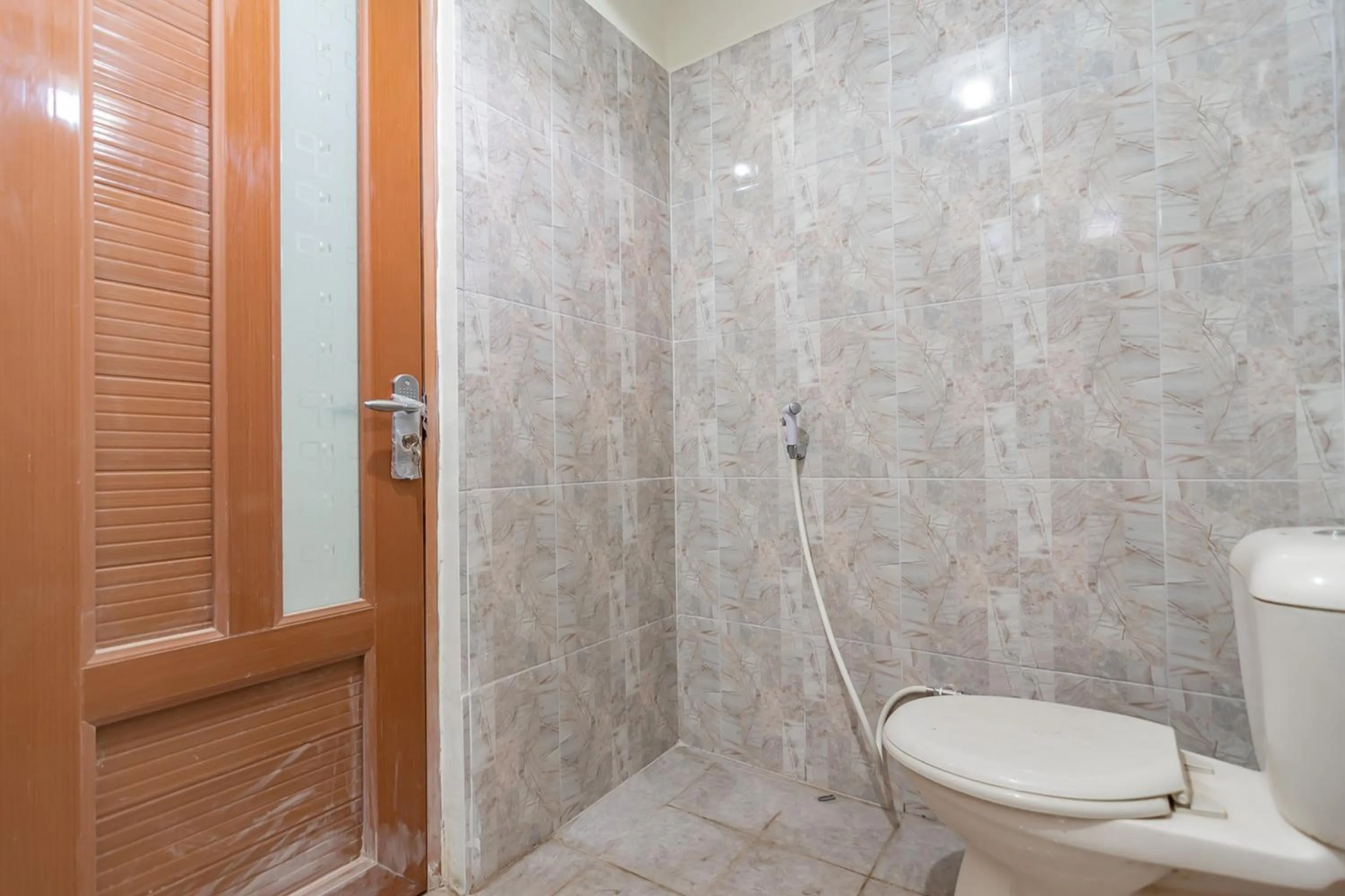 Bathroom in The Lima Guest House Syariah Mitra RedDoorz