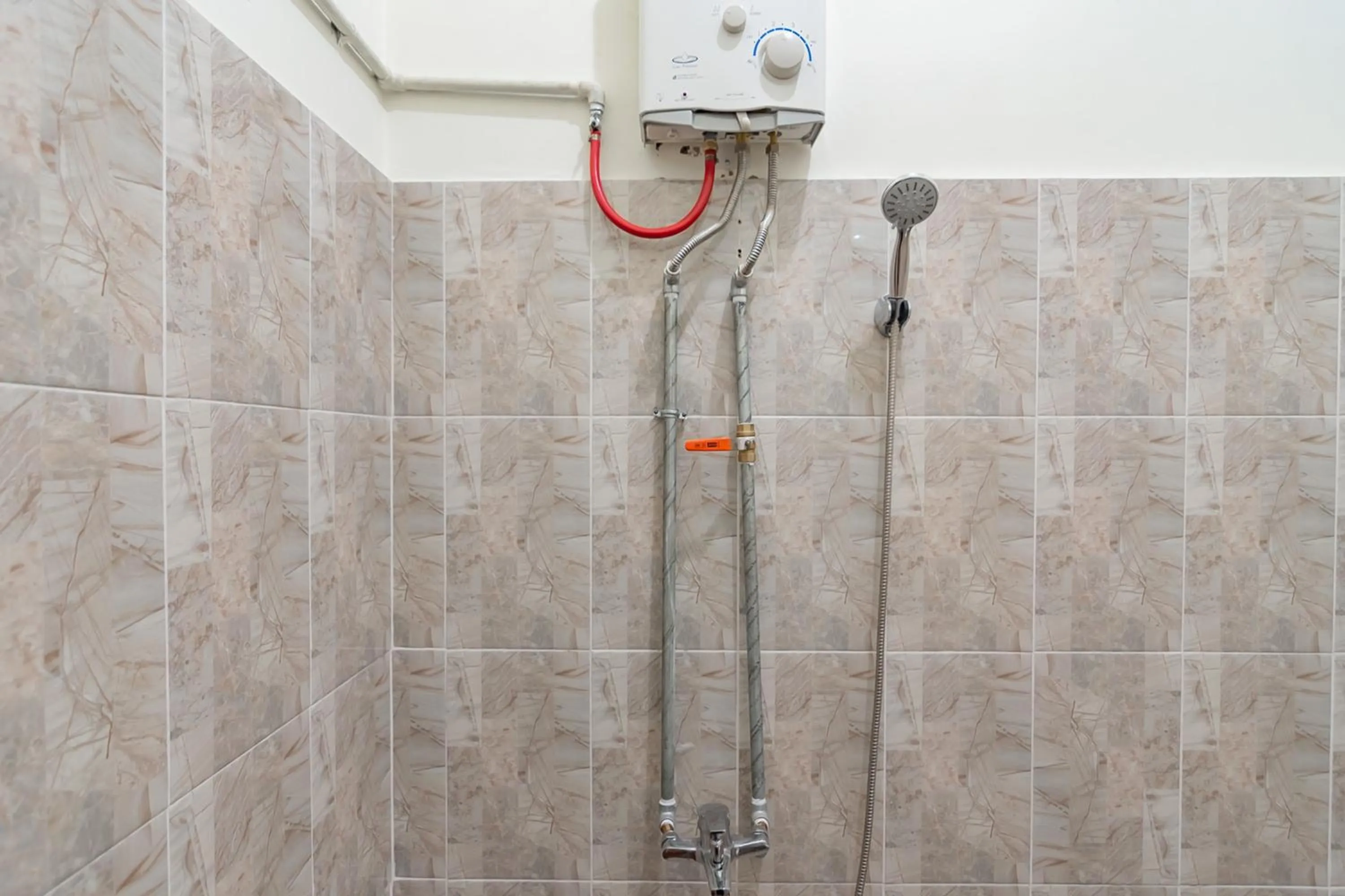 Bathroom in The Lima Guest House Syariah Mitra RedDoorz