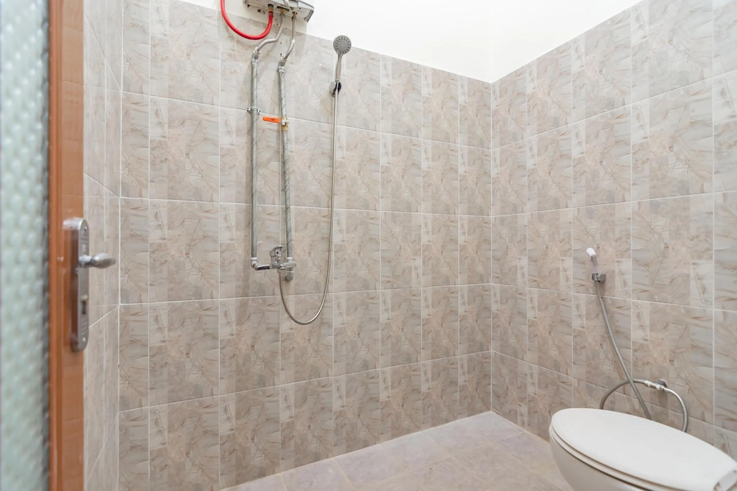 Bathroom in The Lima Guest House Syariah Mitra RedDoorz