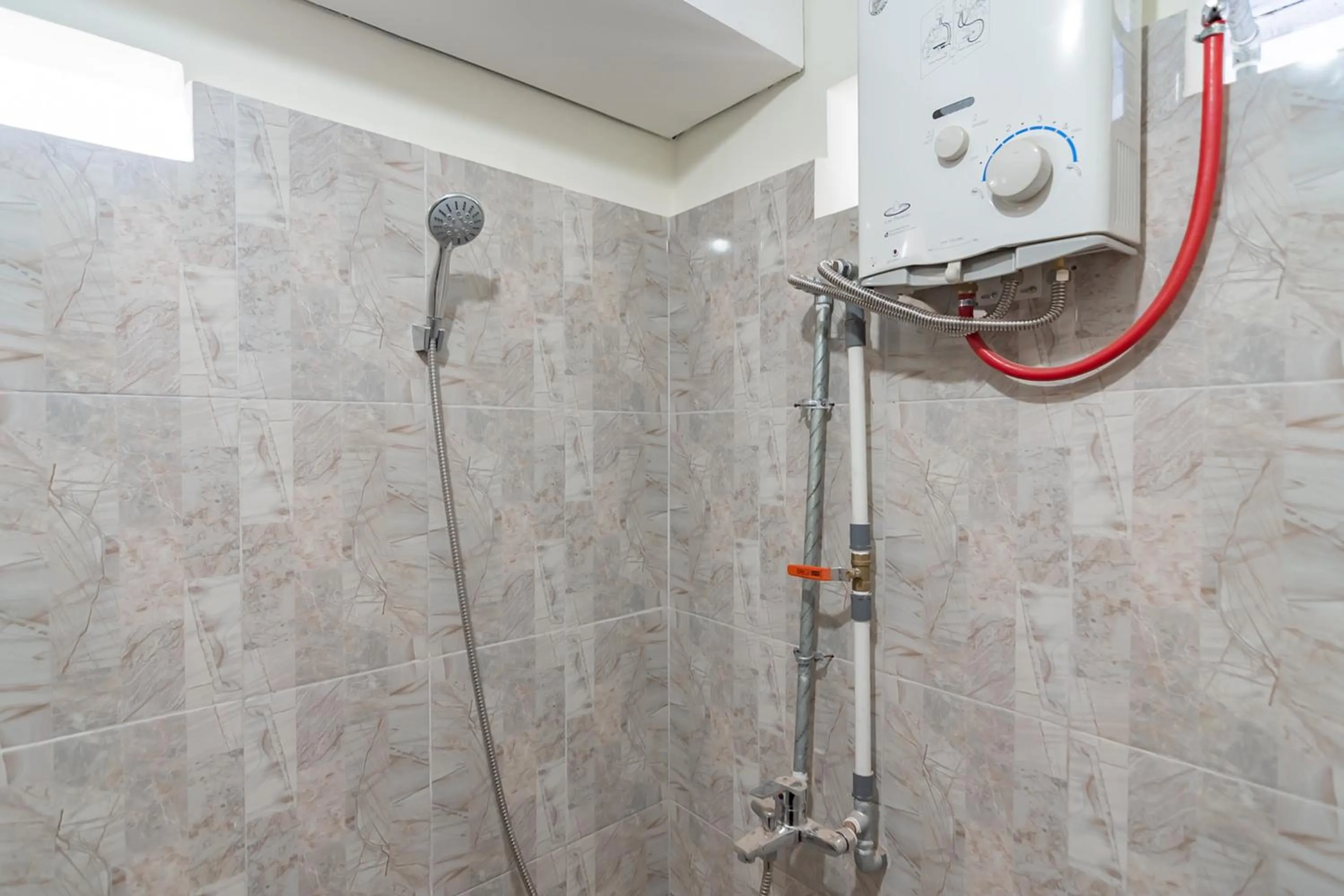 Bathroom in The Lima Guest House Syariah Mitra RedDoorz