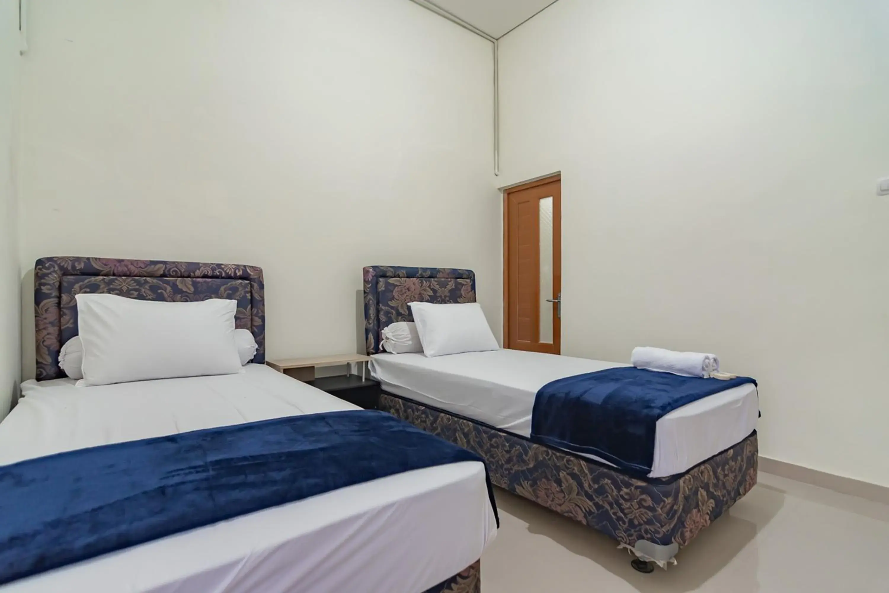Twin Room in The Lima Guest House Syariah Mitra RedDoorz Twin Room in The Lima Guest House Syariah Mitra RedDoorz
