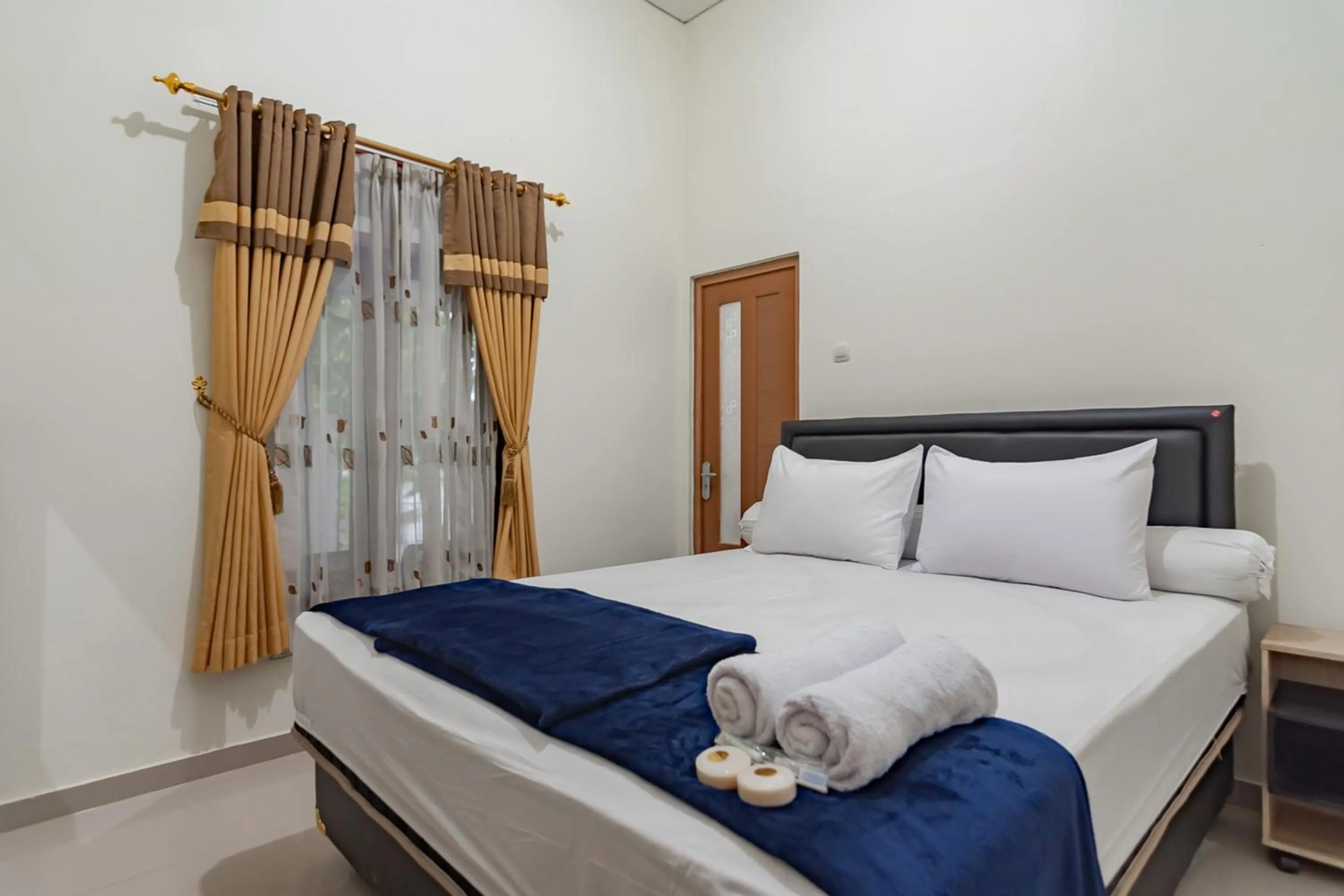 Bed in The Lima Guest House Syariah Mitra RedDoorz