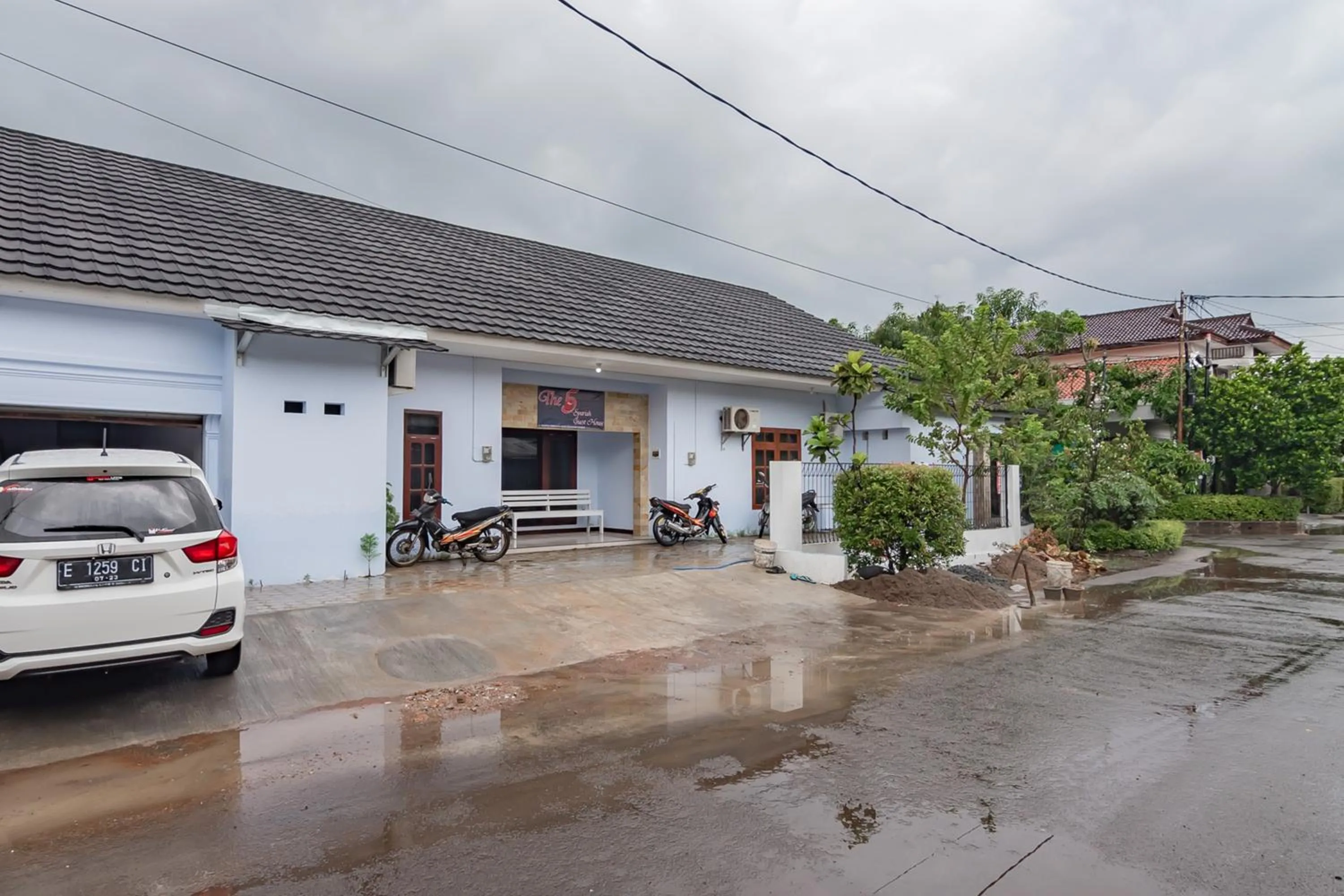 Property building in The Lima Guest House Syariah Mitra RedDoorz