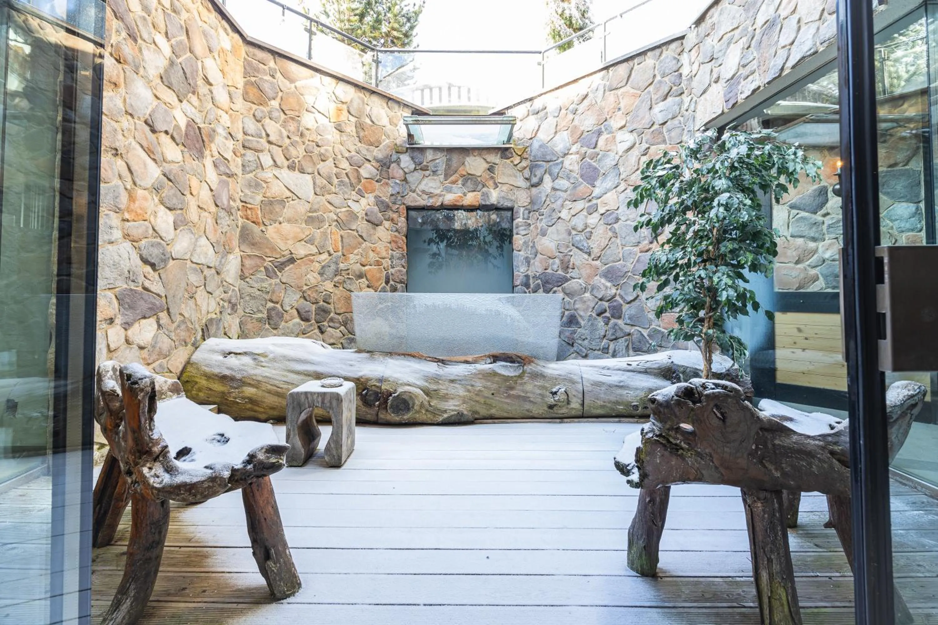 Winter in Upside Down Town Hotel-Neue Post