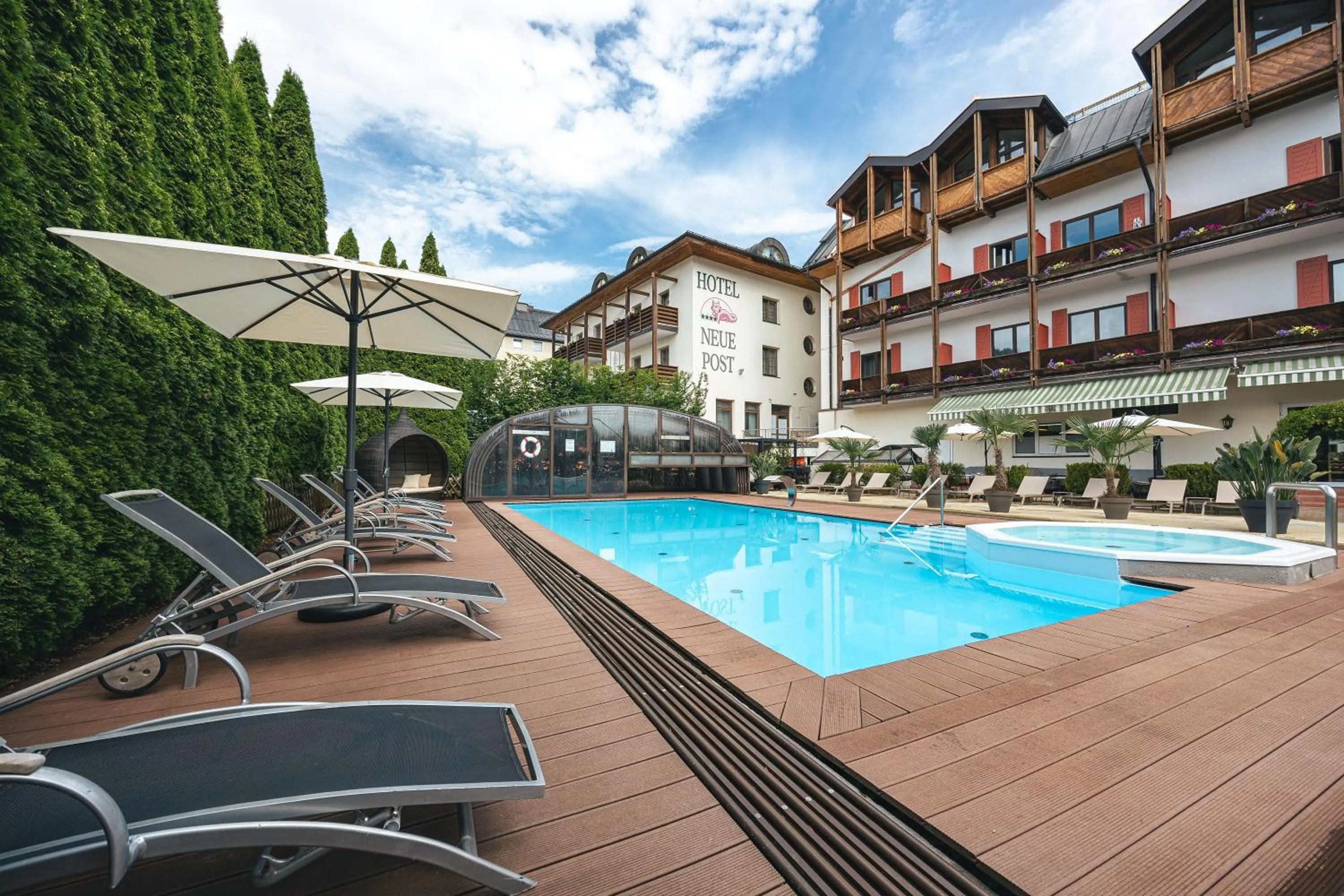 Property building in Upside Down Town Hotel-Neue Post