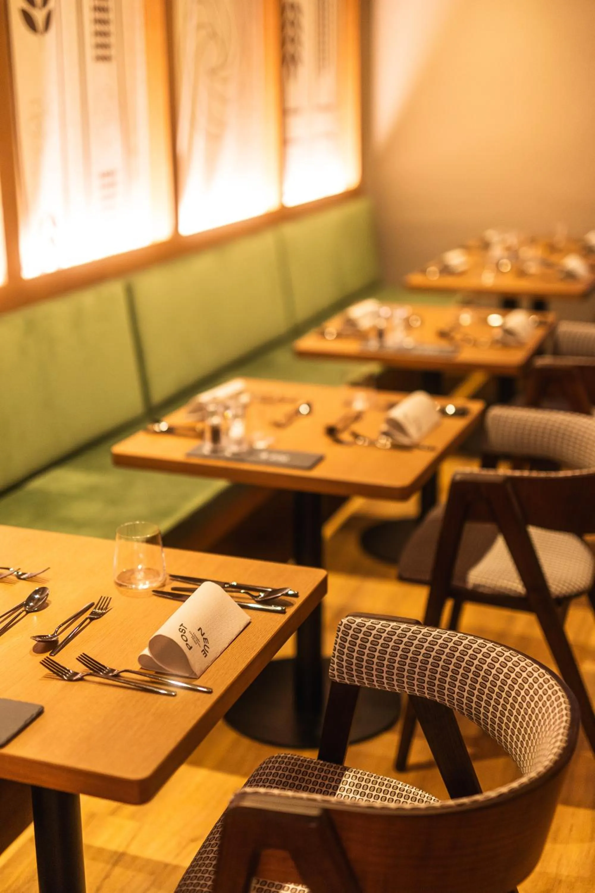 Restaurant/places to eat in Upside Down Town Hotel-Neue Post