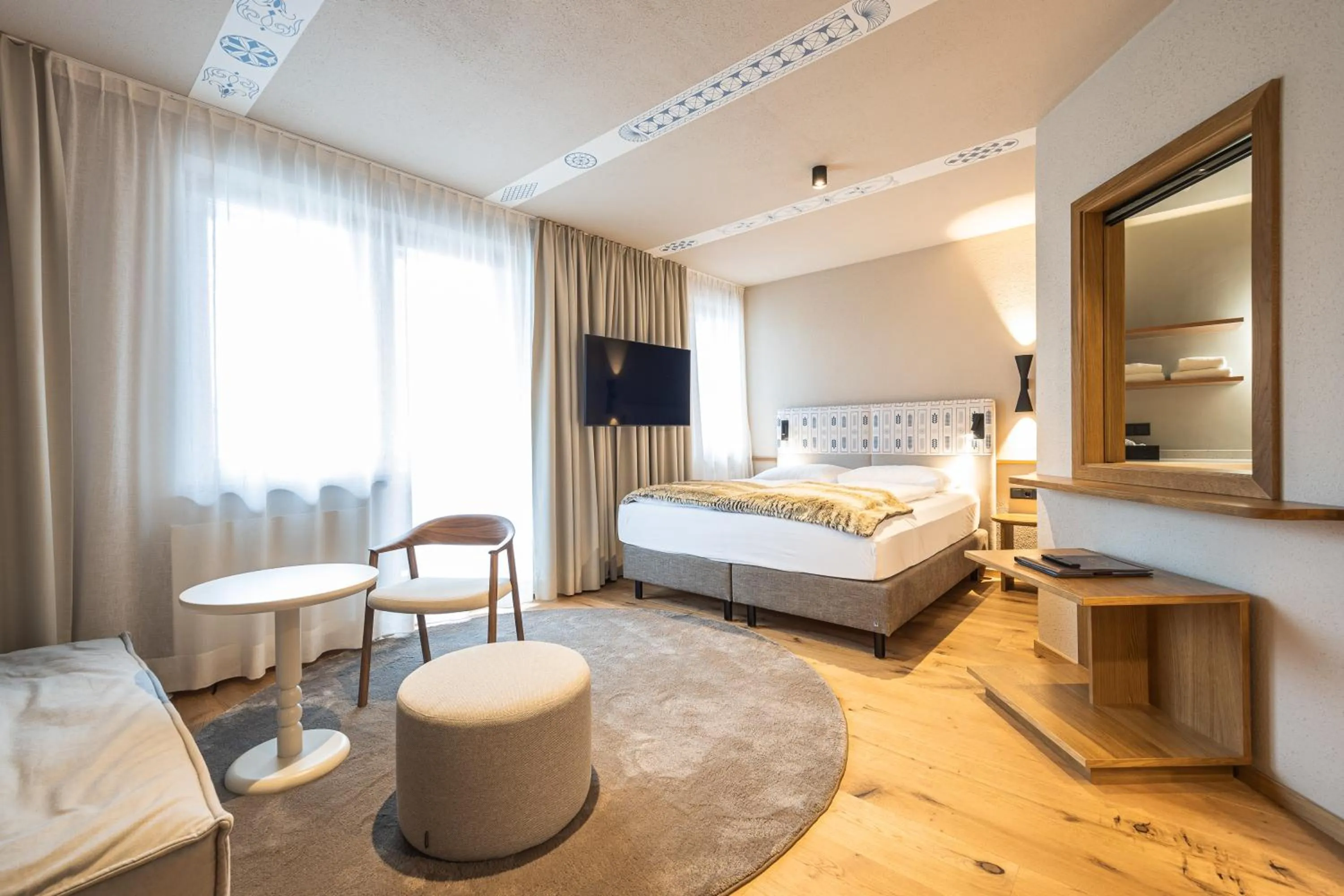 Photo of the whole room, Bed in Upside Down Town Hotel-Neue Post