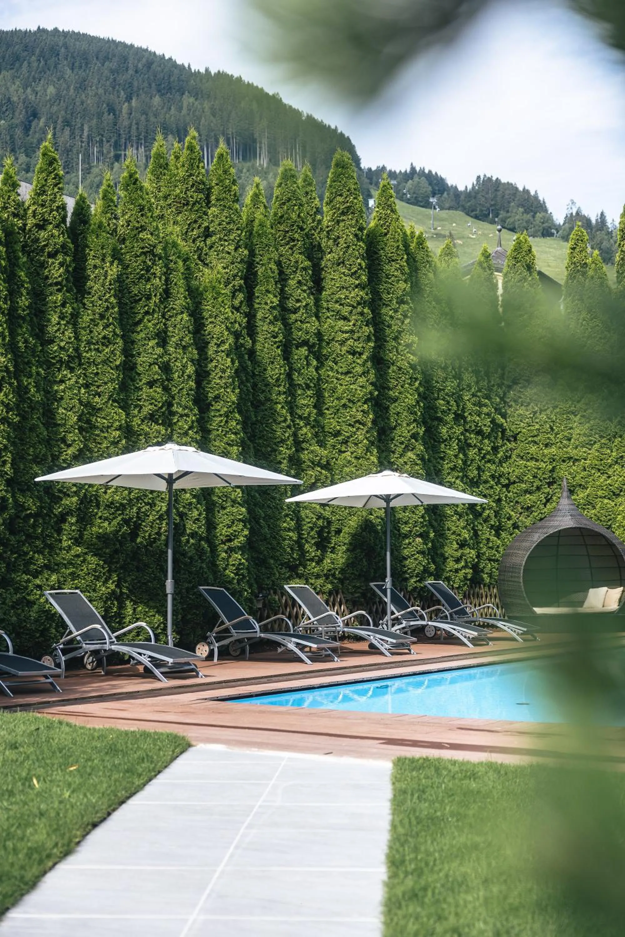 Spring in Upside Down Town Hotel-Neue Post