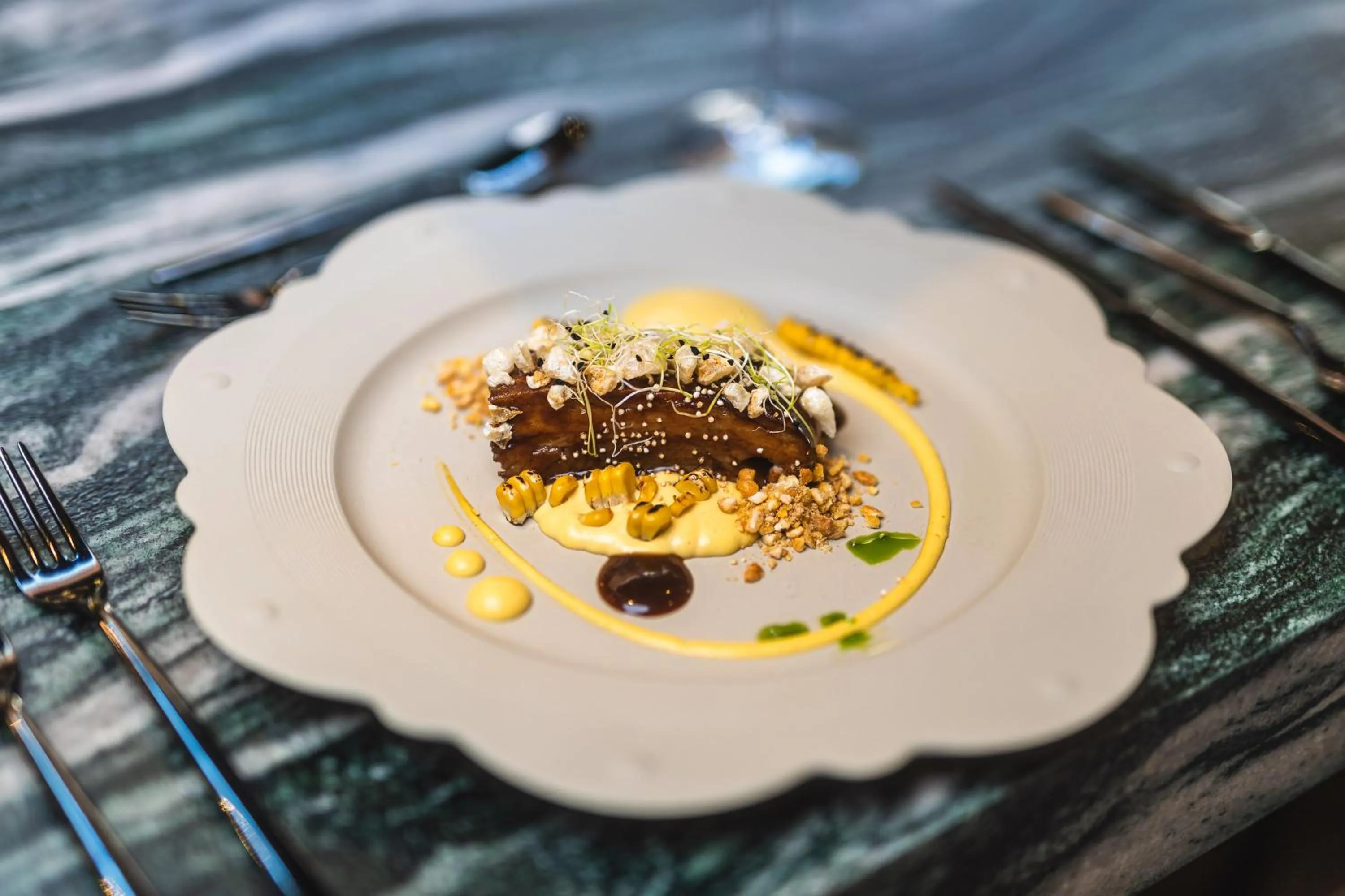 Food and drinks in Upside Down Town Hotel-Neue Post