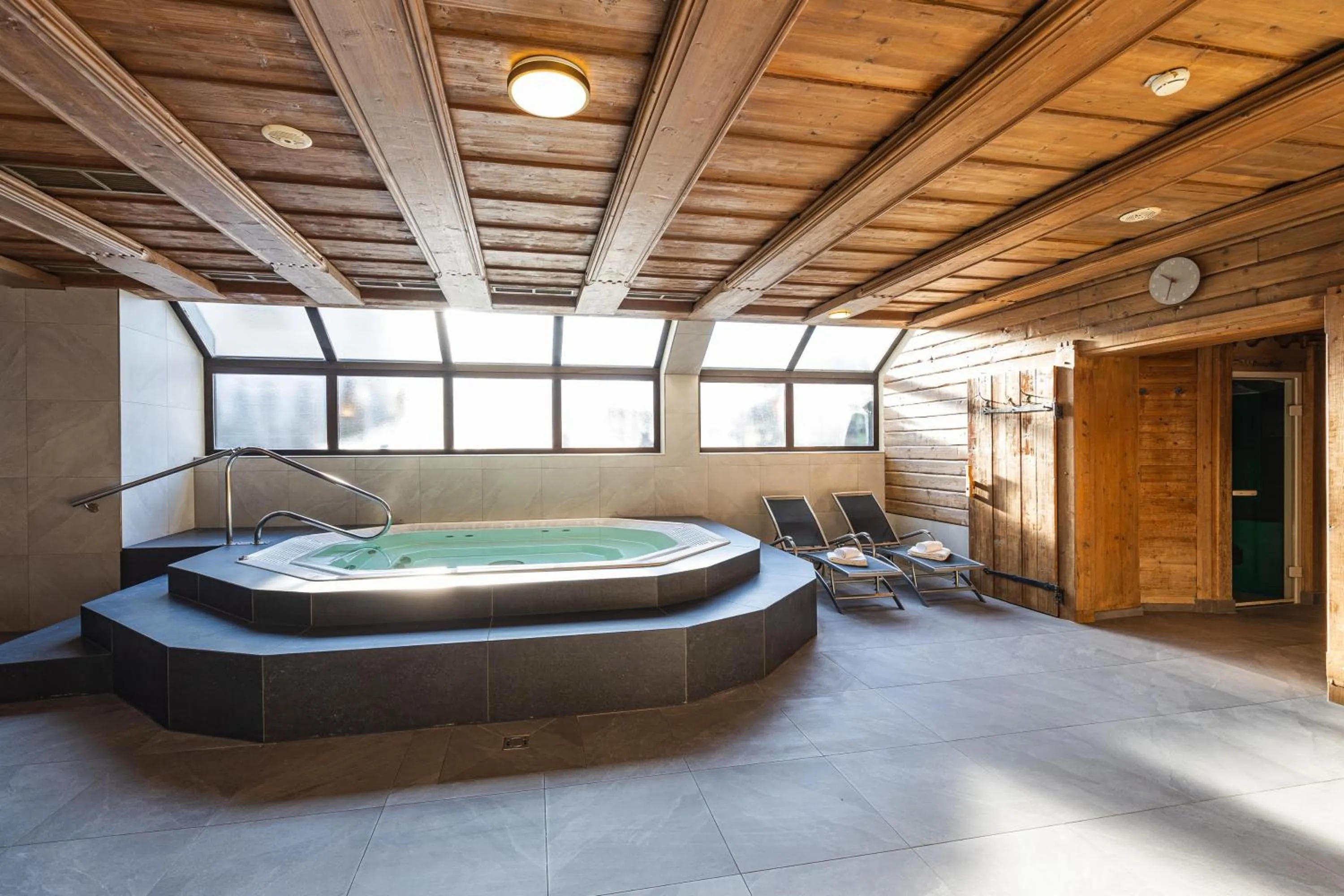 Hot Tub in Upside Down Town Hotel-Neue Post