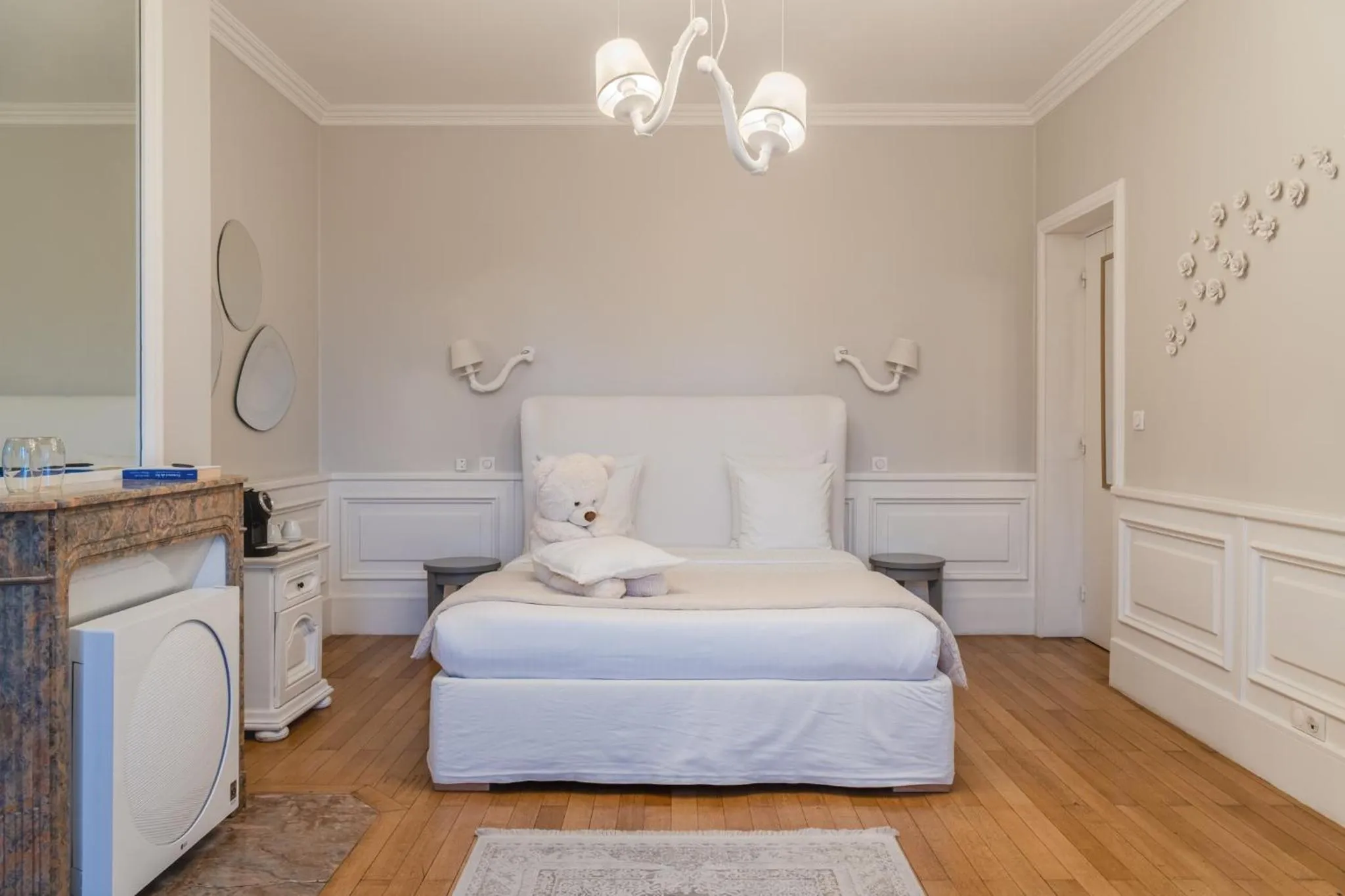 Photo of the whole room, Bed in Hotel Ô Château