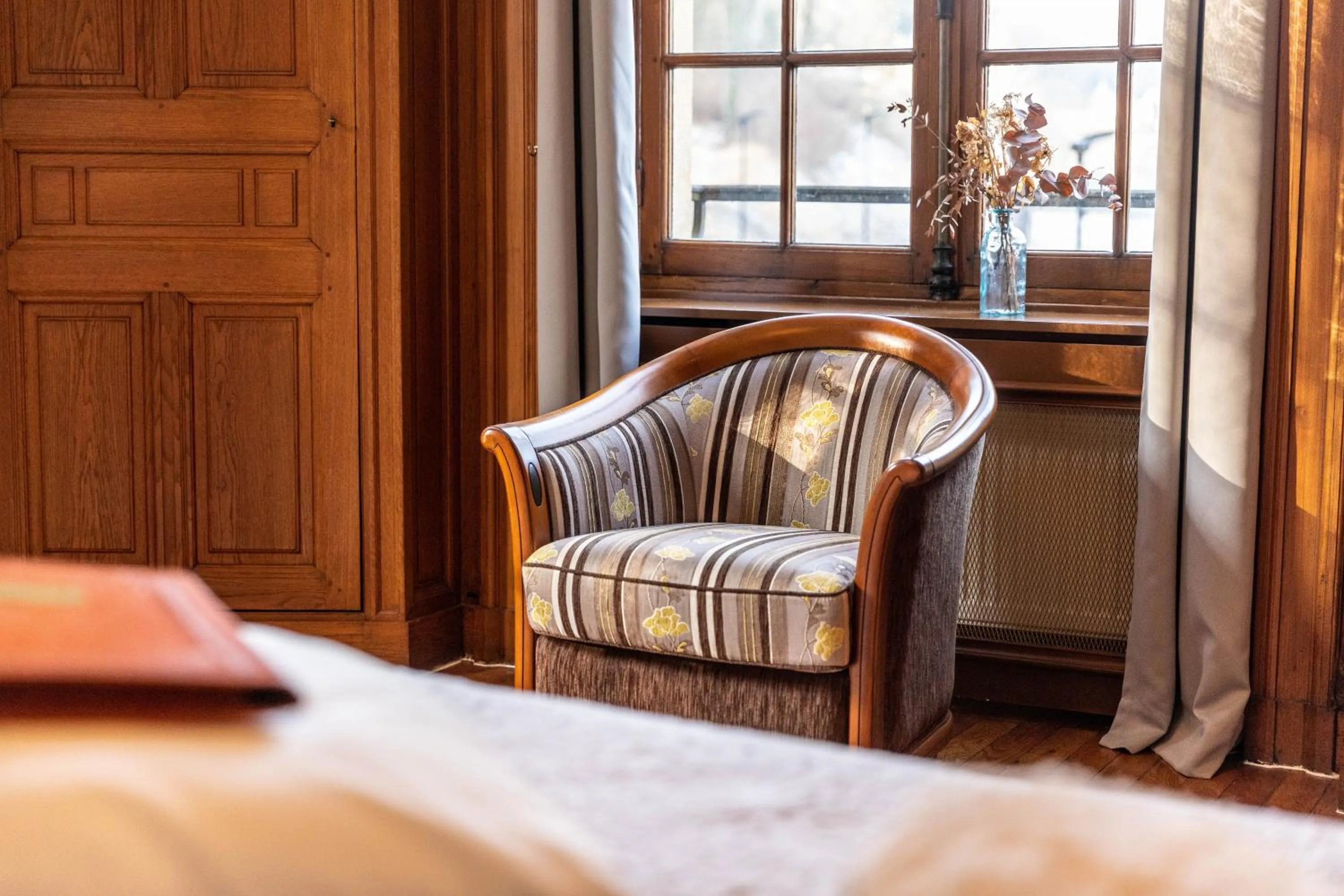 Living room, Bed in Hotel Ô Château