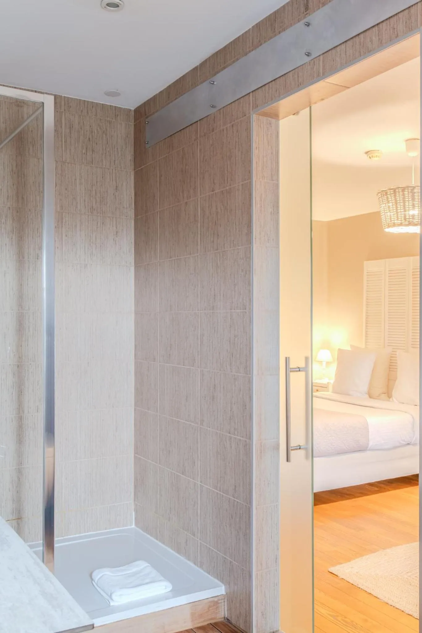 Bathroom, Bed in Hotel Ô Château