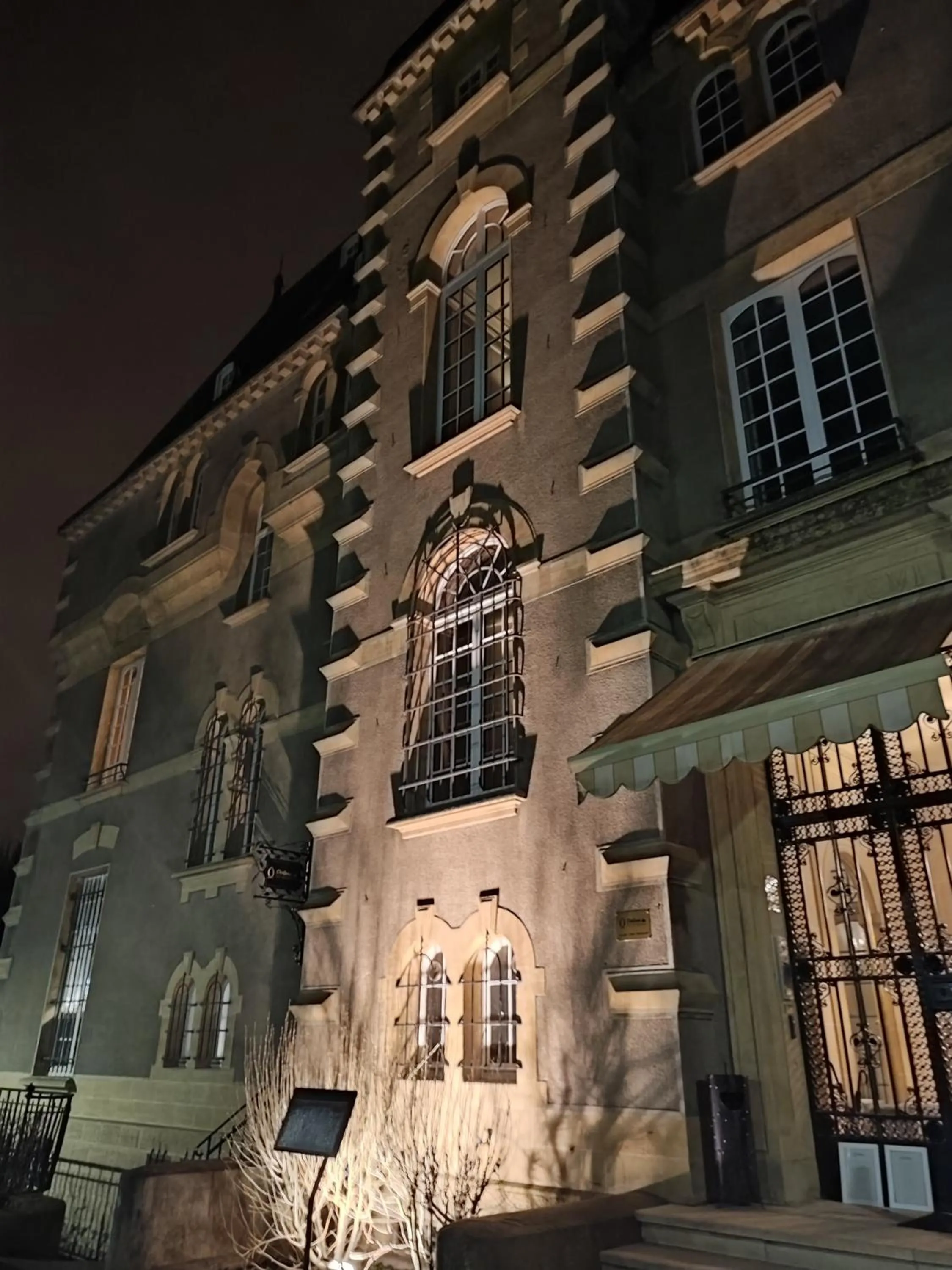 Property building in Hotel Ô Château