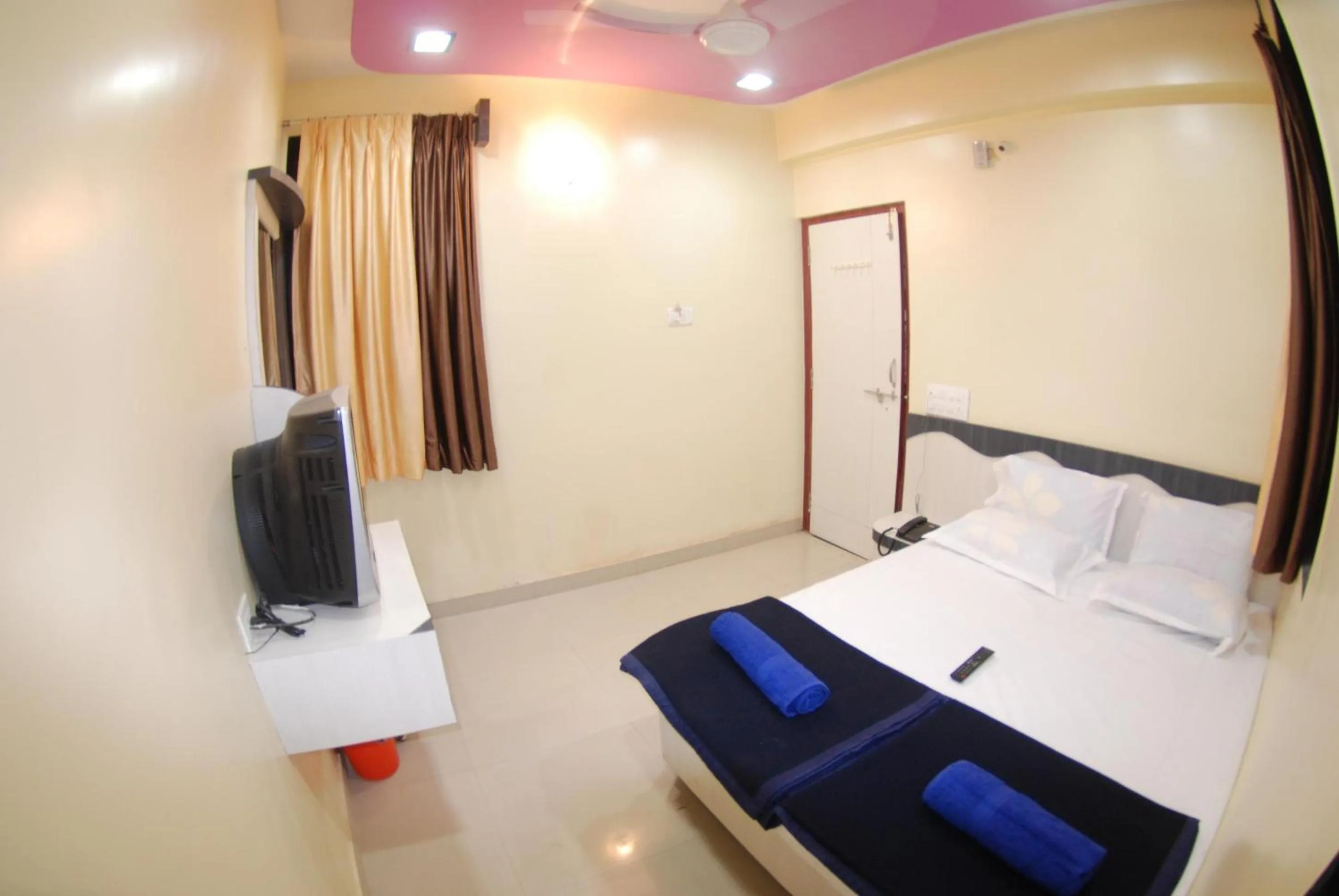 Photo of the whole room in Hotel Disha Palace