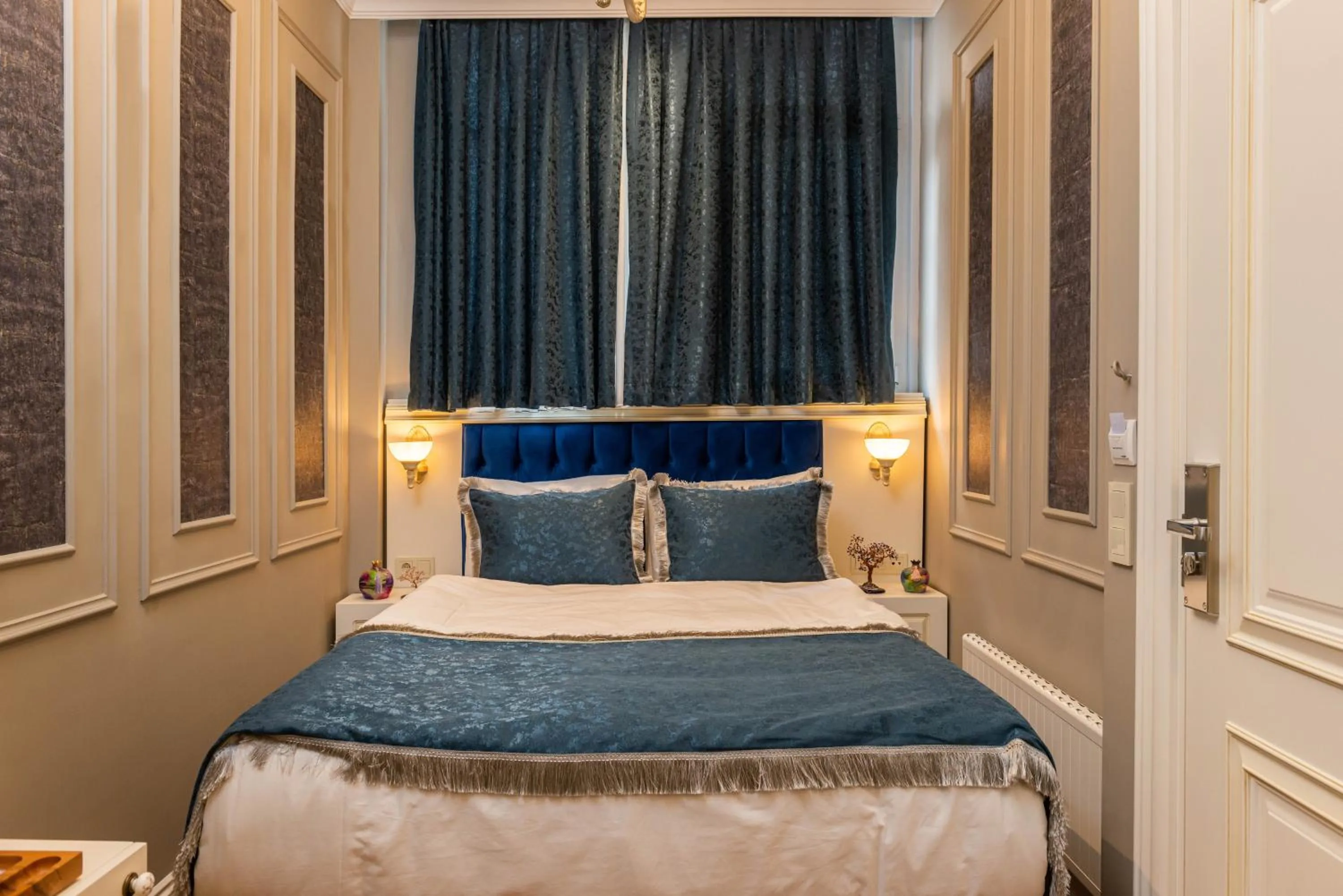 Bedroom, Bed in Begonville Mansion Oldcity