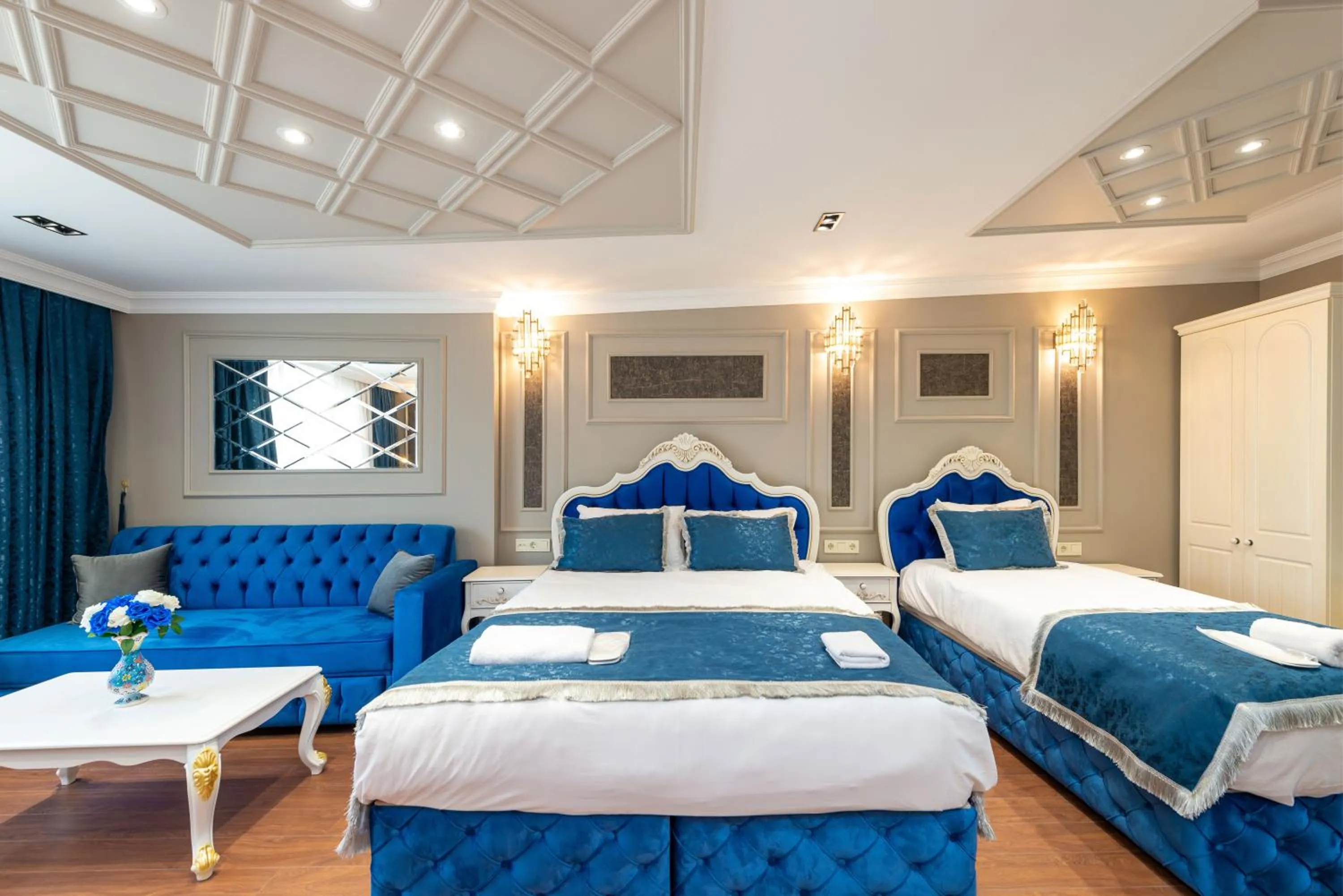 Photo of the whole room, Bed in Begonville Mansion Oldcity