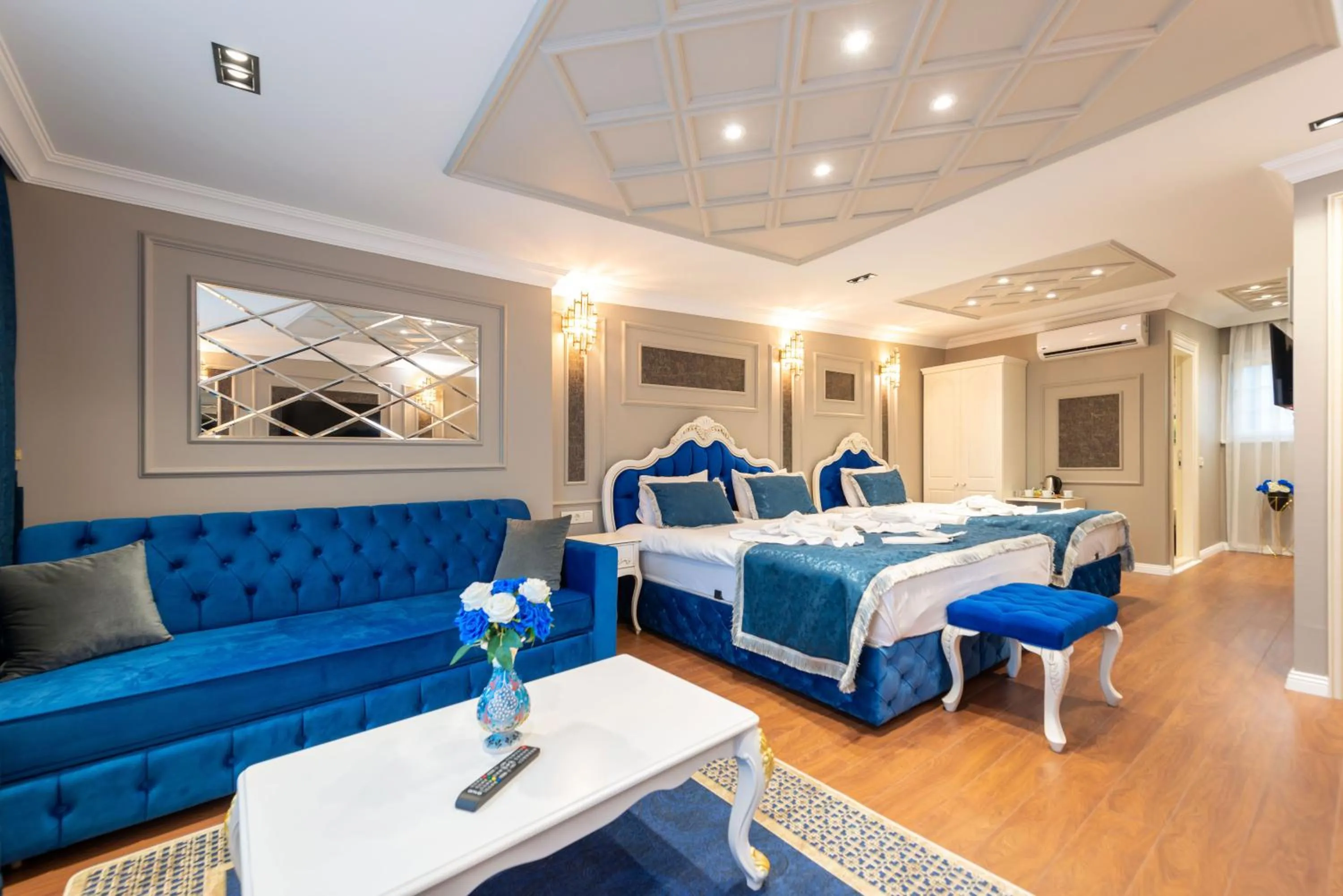 Photo of the whole room, Bed in Begonville Mansion Oldcity