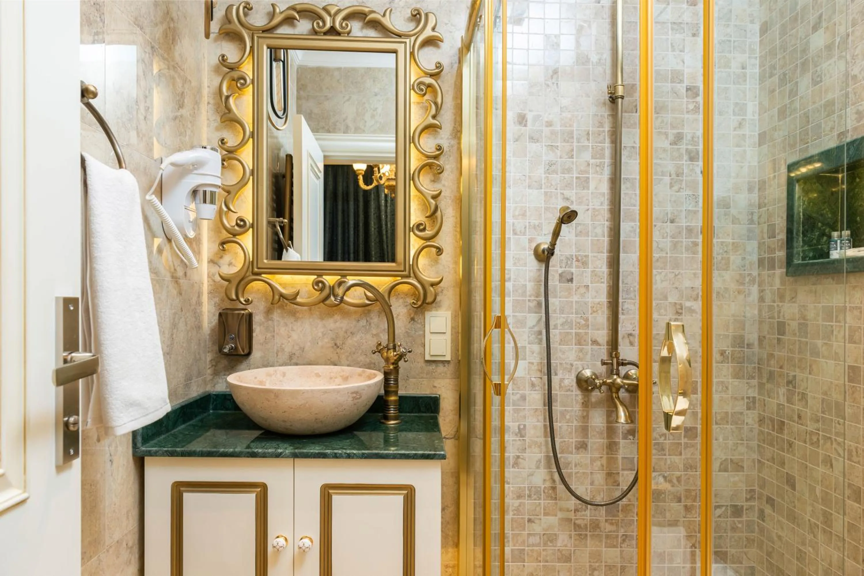 Bathroom in Begonville Mansion Oldcity