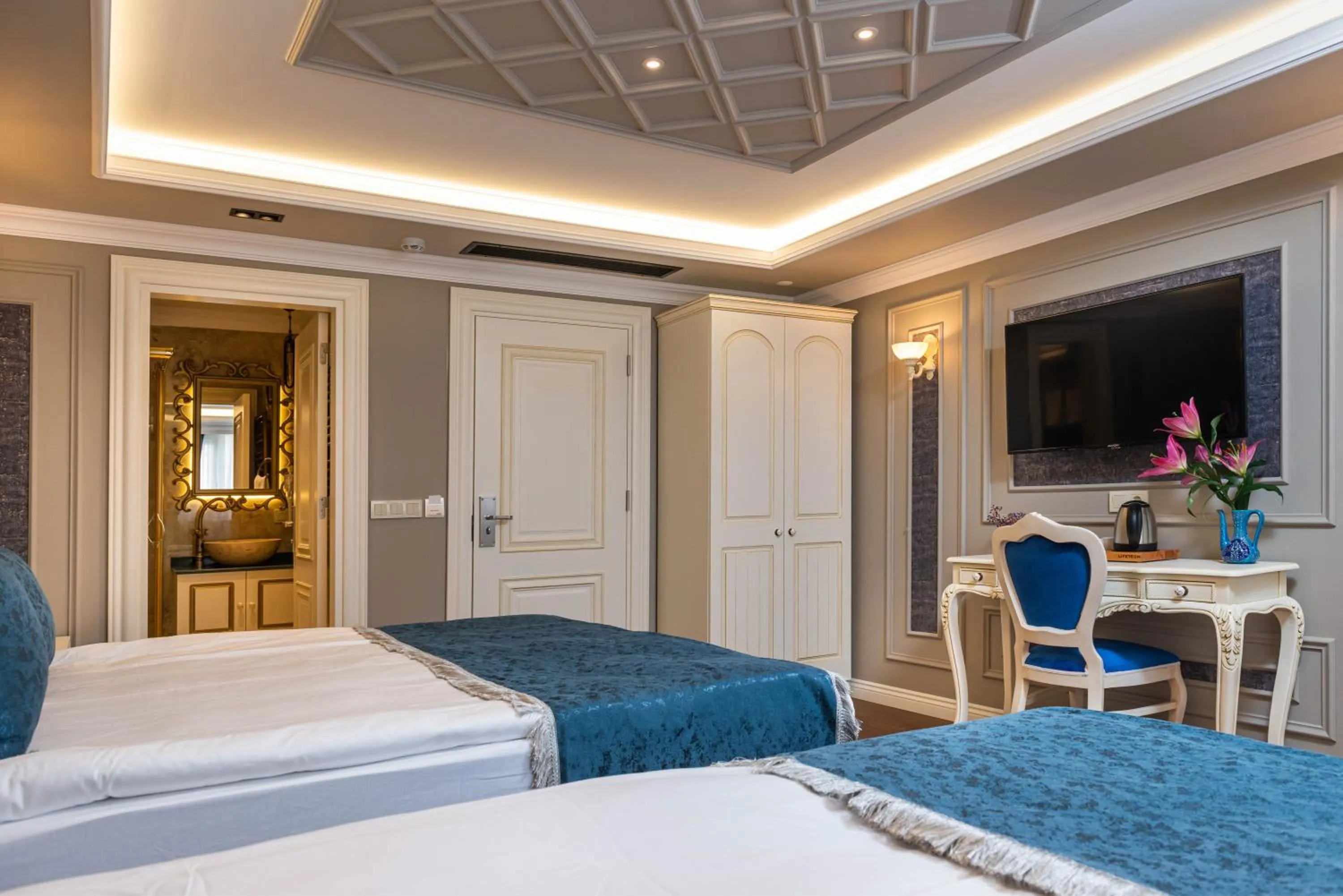 Bedroom, Bed in Begonville Mansion Oldcity