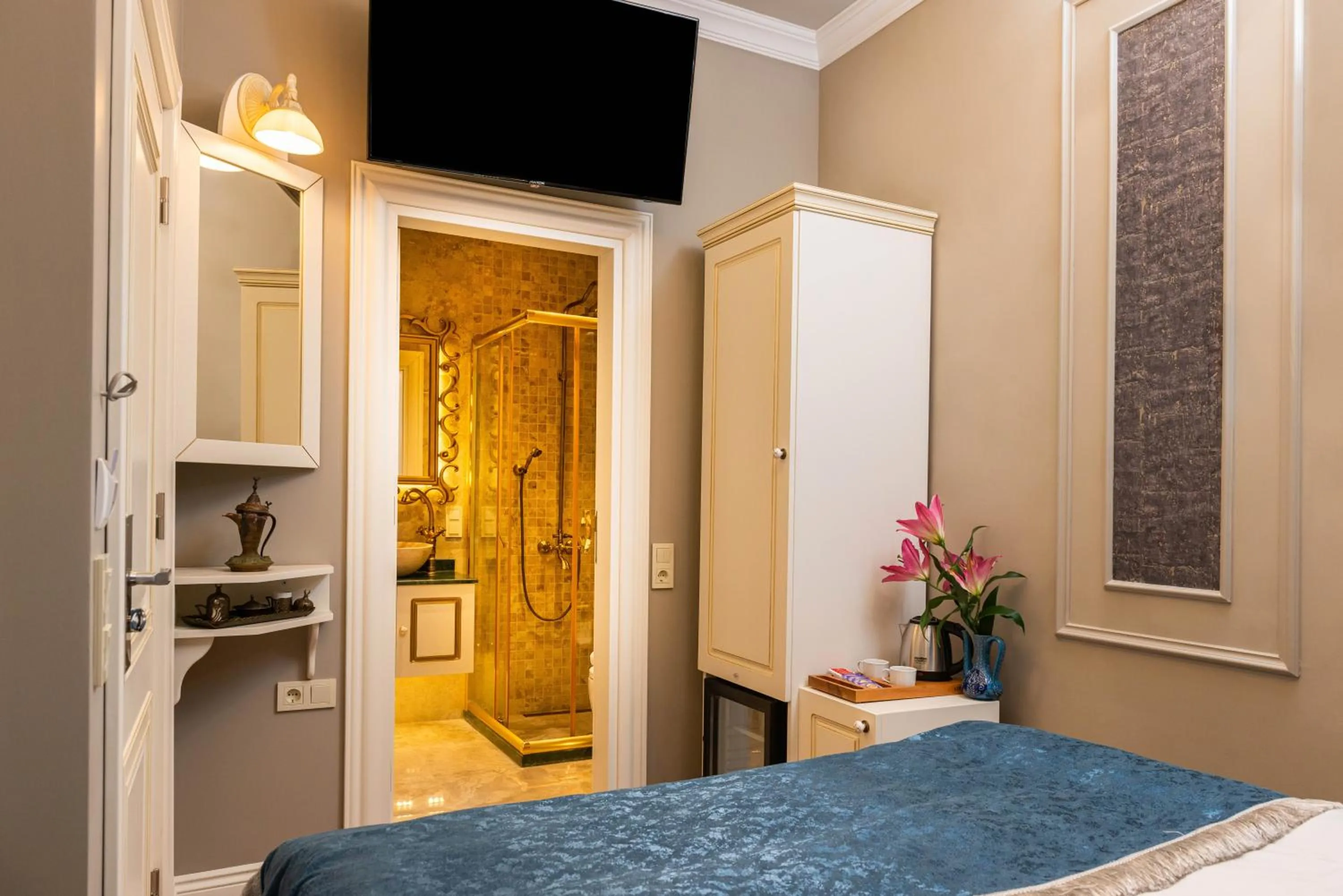 Bathroom, Bed in Begonville Mansion Oldcity