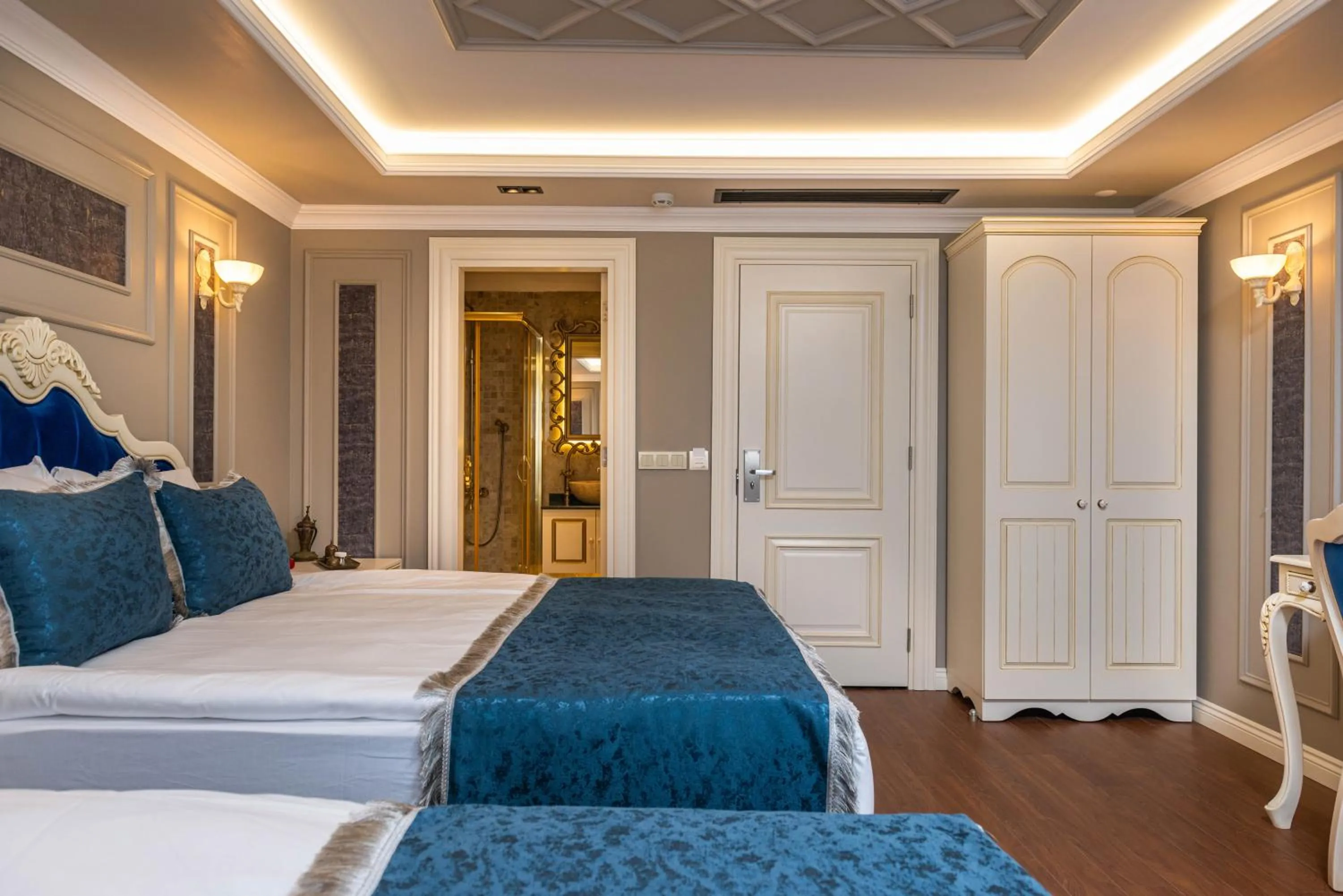 Bedroom, Bed in Begonville Mansion Oldcity