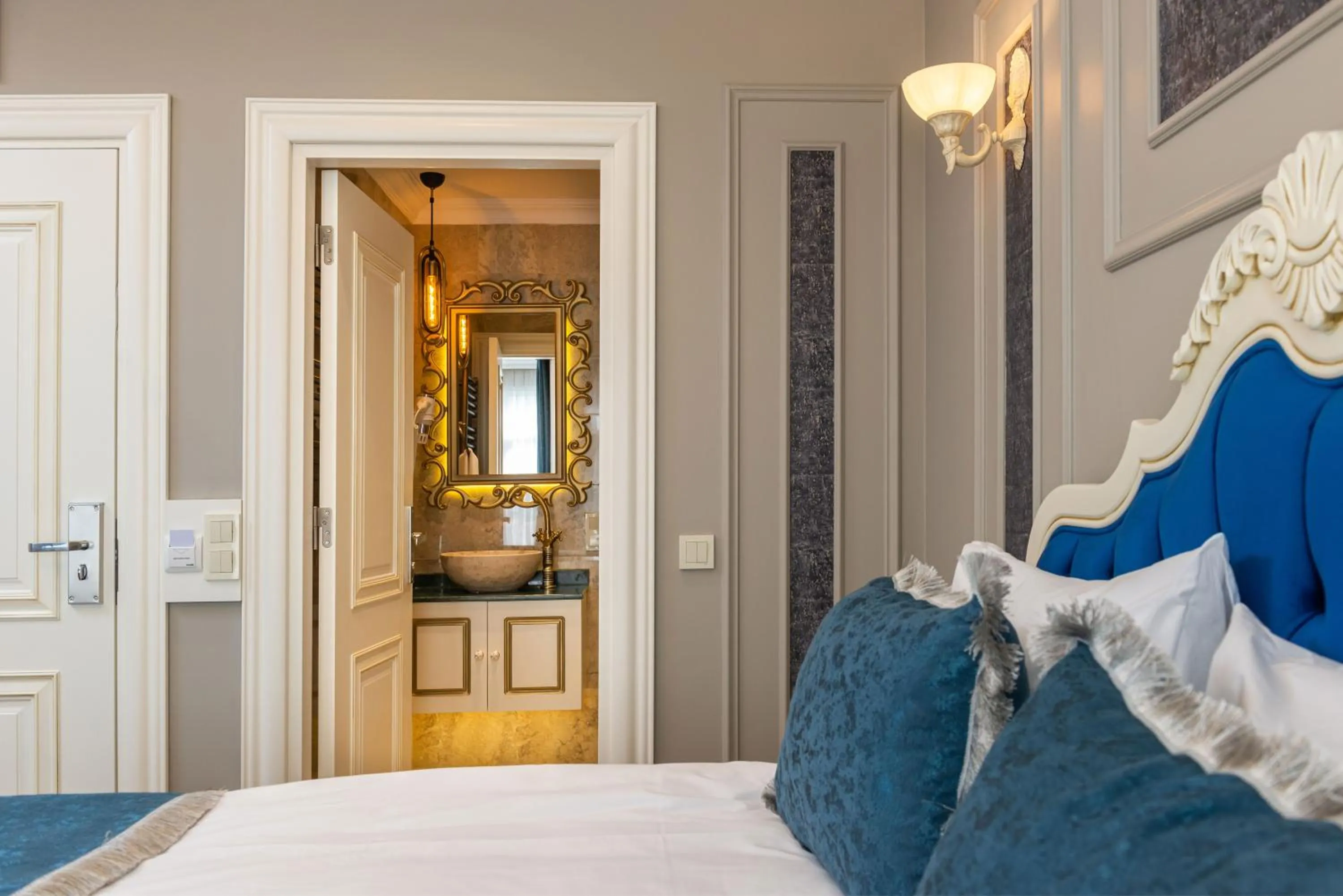 Bedroom, Bed in Begonville Mansion Oldcity