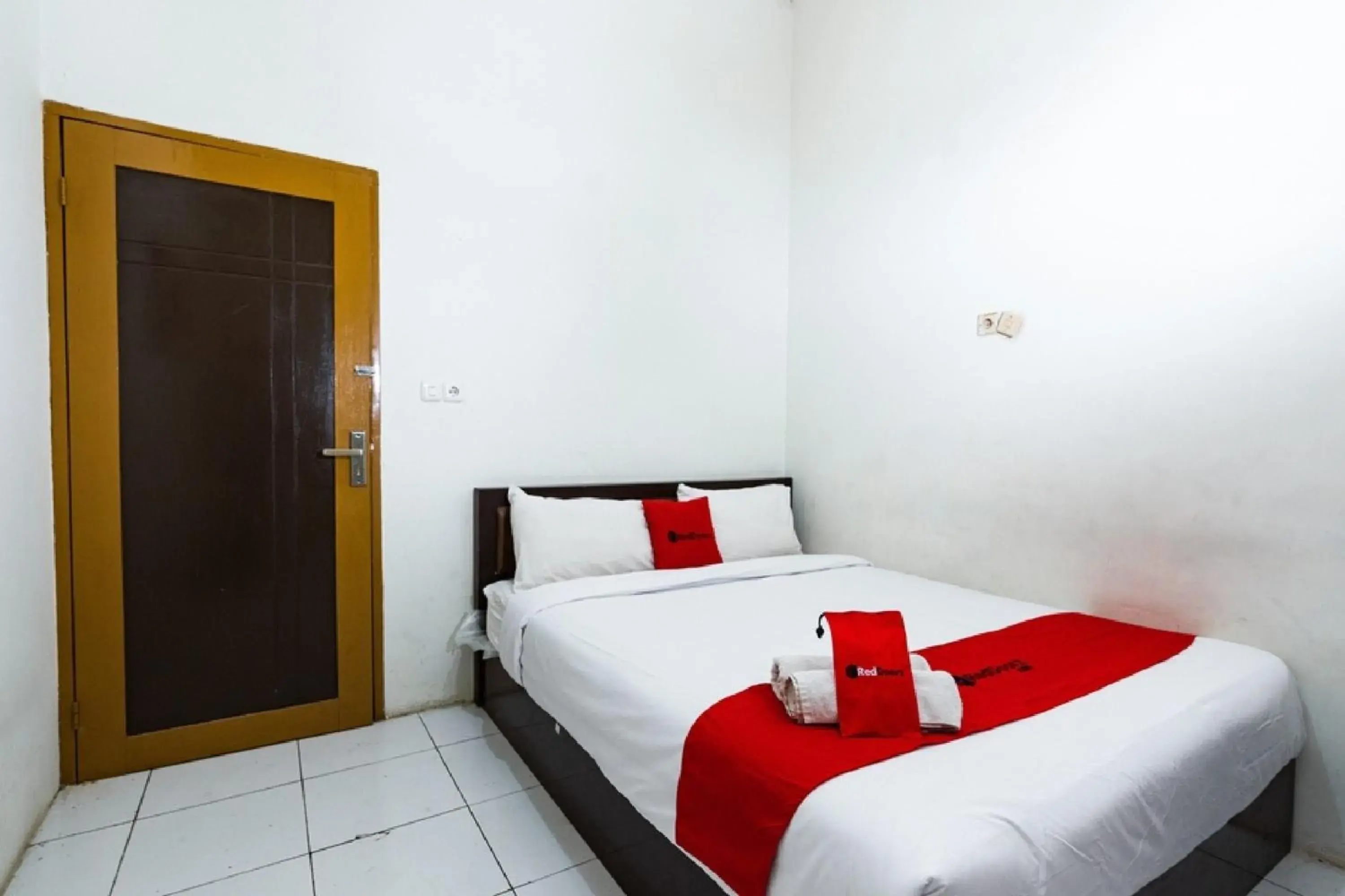 Standard Double Room in RedDoorz @ Hertasning Area 2 Standard Double Room in RedDoorz @ Hertasning Area 2