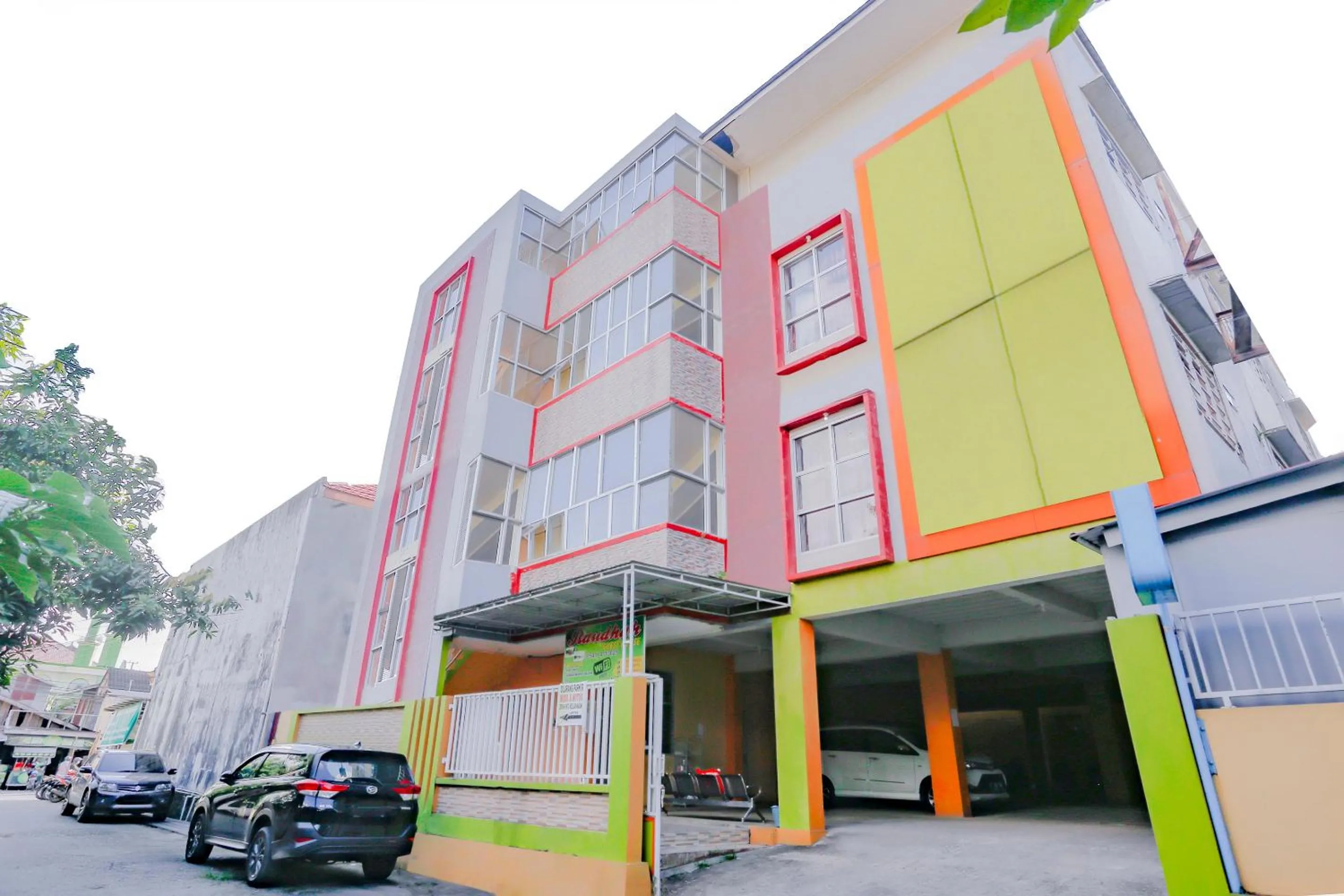 Property building in RedDoorz Syariah at Jalan Pramuka