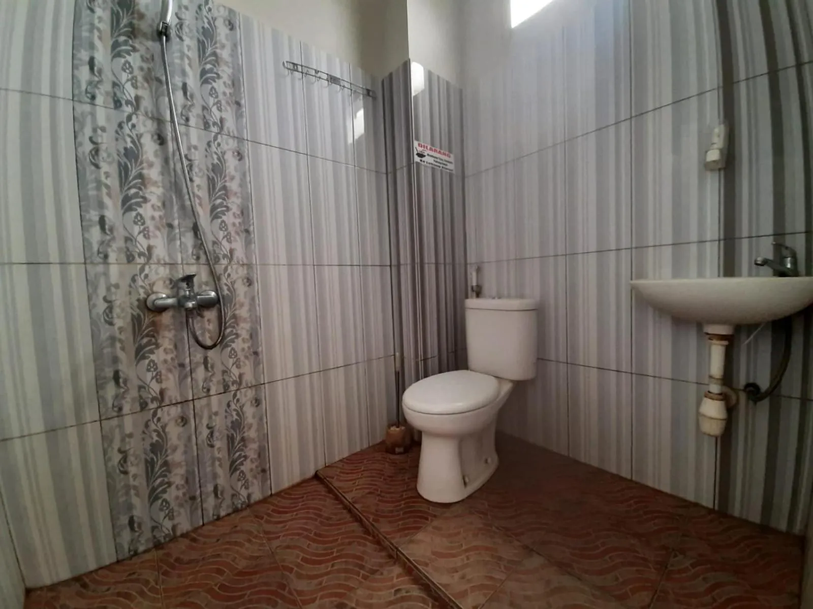 Bathroom in RedDoorz Syariah at Jalan Pramuka