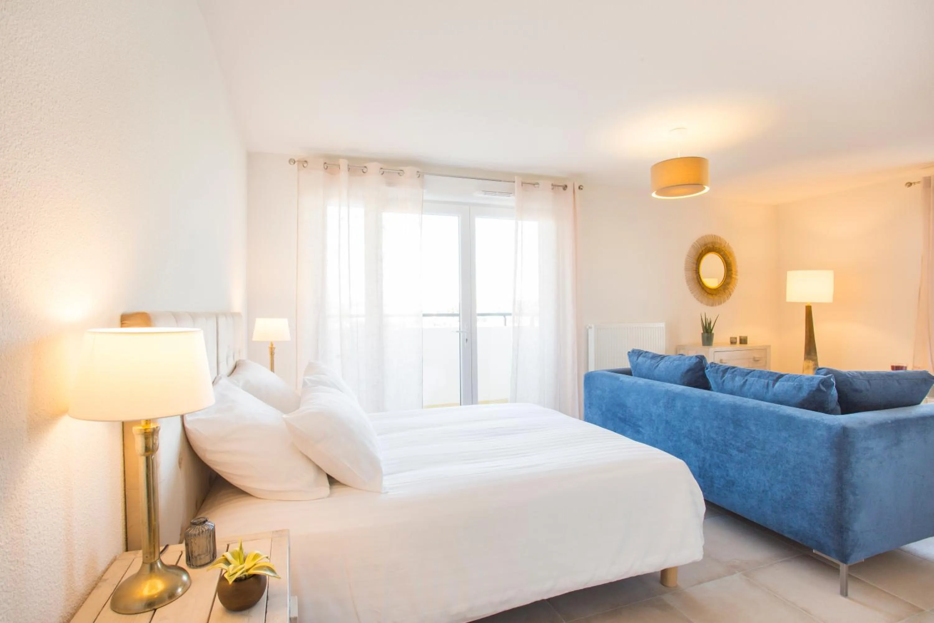 Seating area, Bed in Zenao Appart'hôtels Villeneuve-lès-Avignon