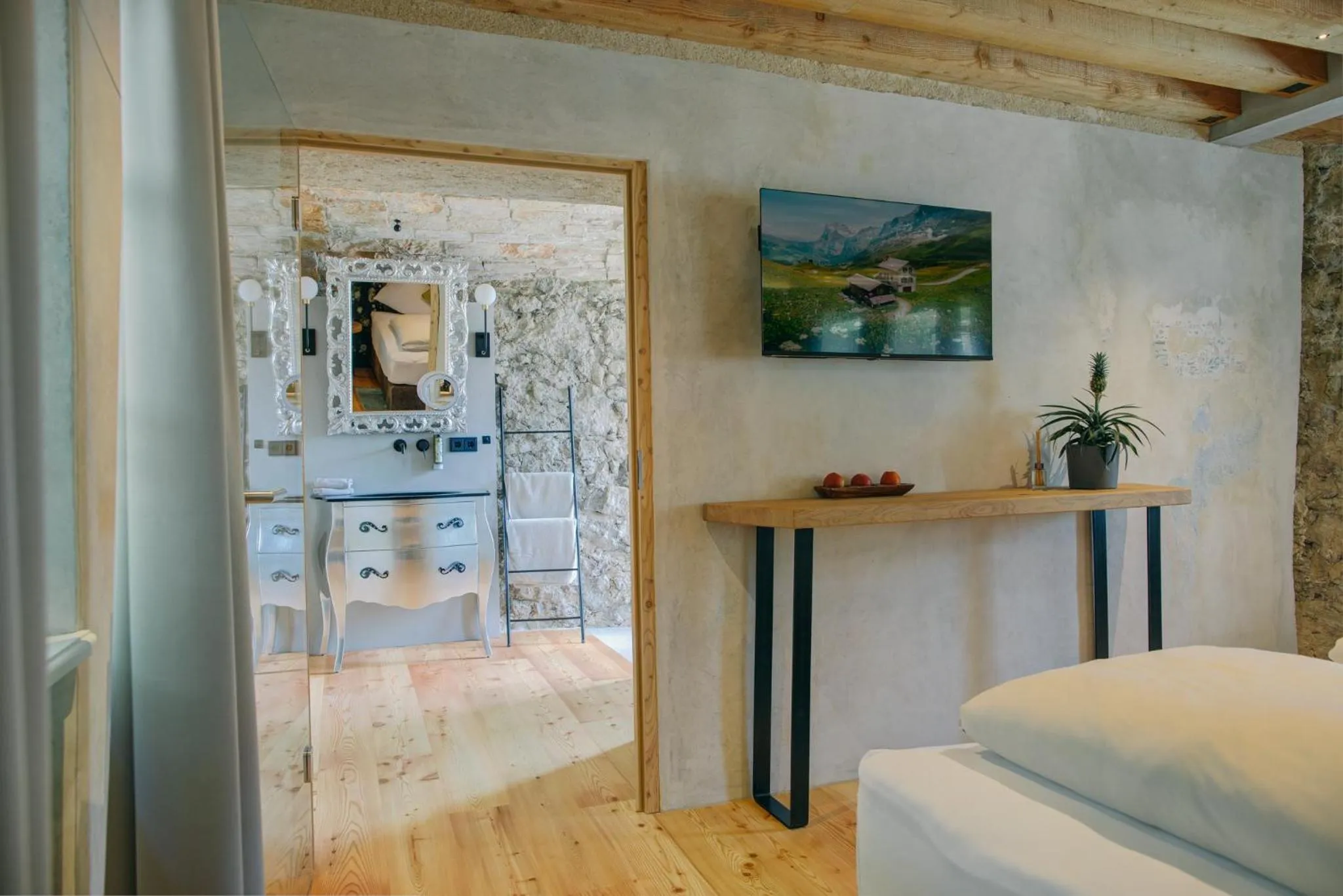 Bathroom, Bed in Boutique Hotel im Auracher Löchl