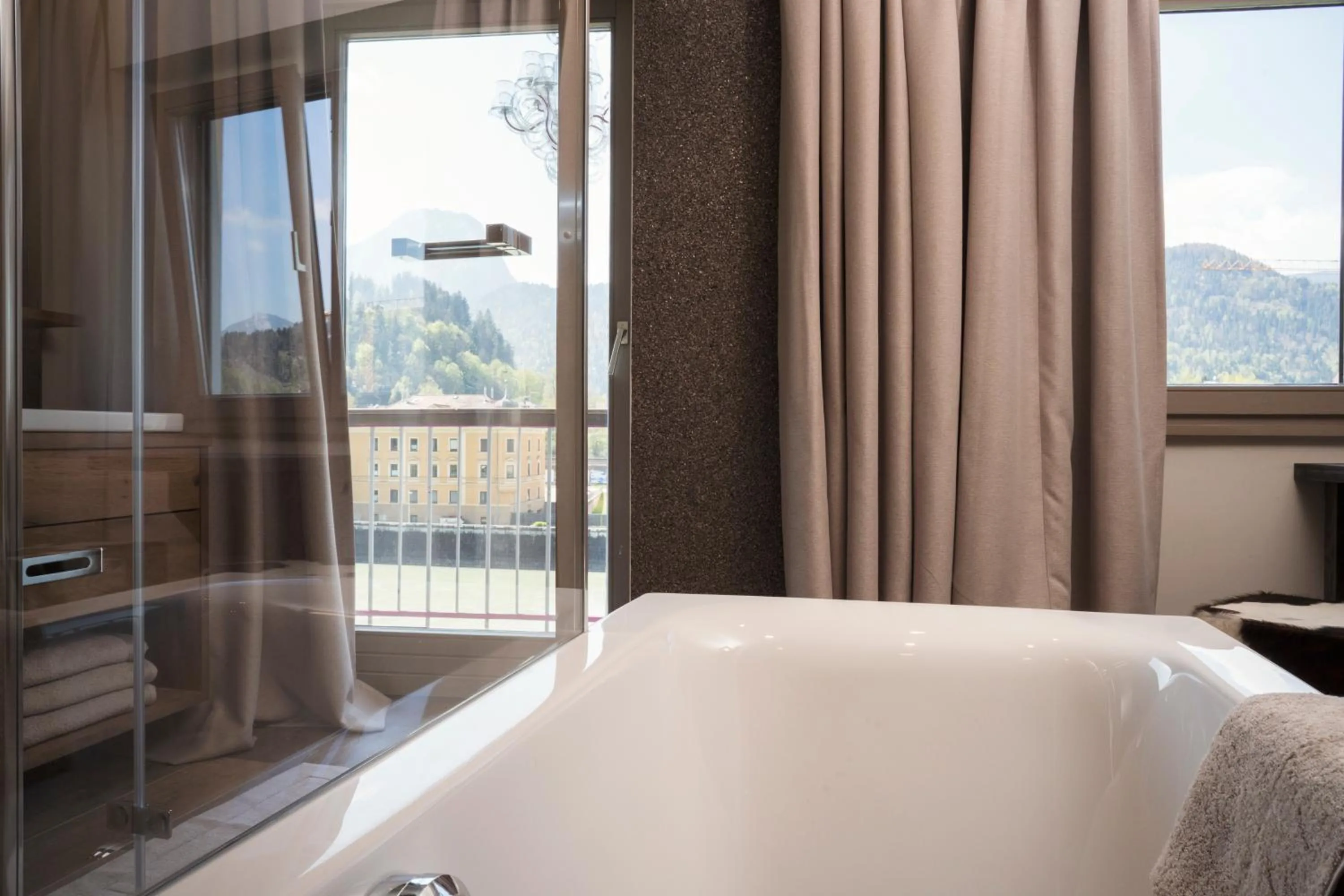 Bathroom, Bed in Boutique Hotel im Auracher Löchl