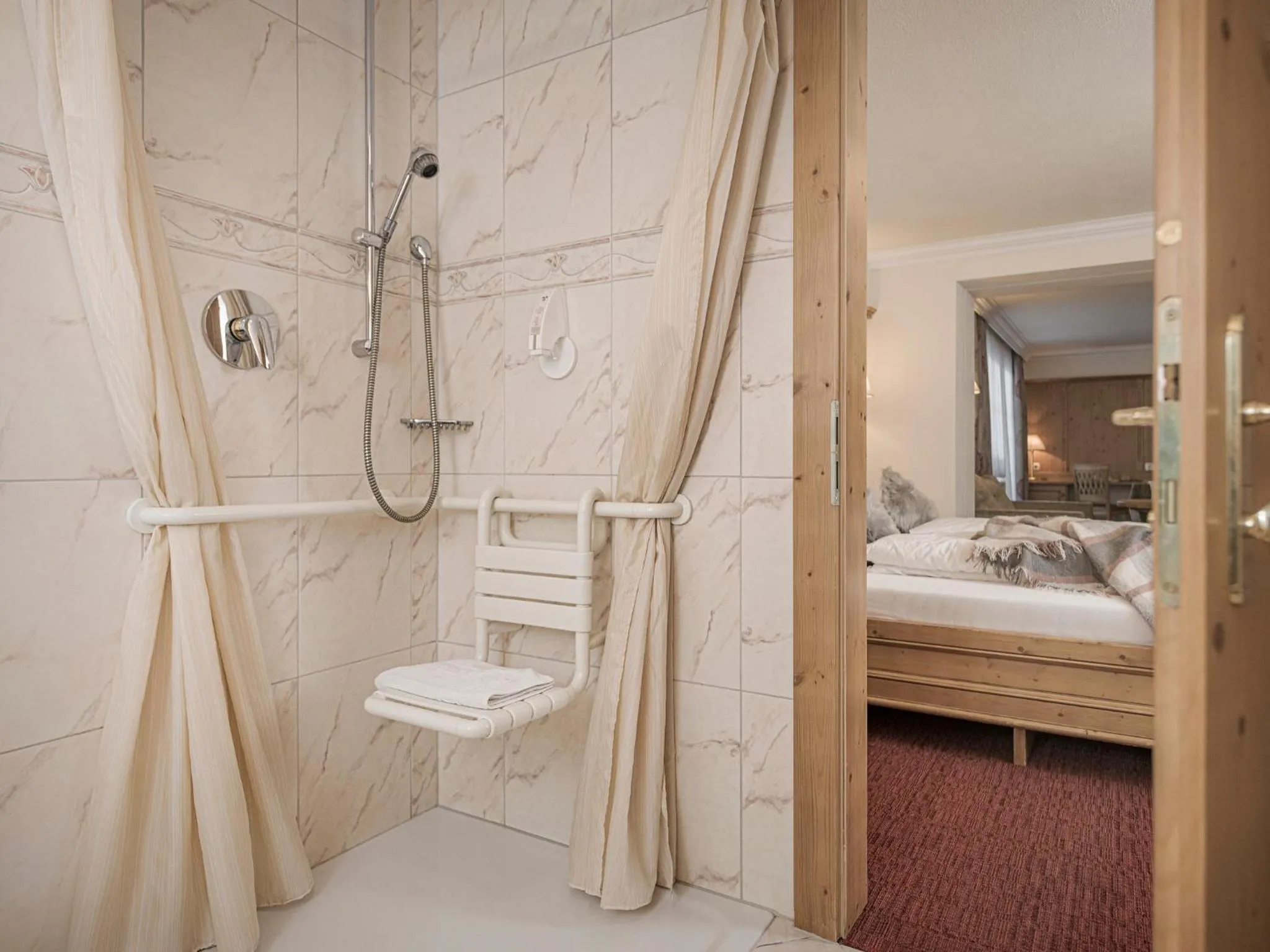 Bathroom, Bed in Platzlhof - Mein Hotel im Zillertal