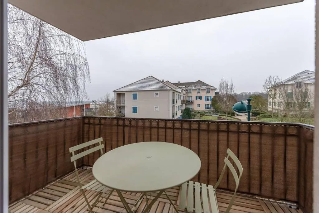 Balcony/Terrace in Arty Paris apartment Disneyland