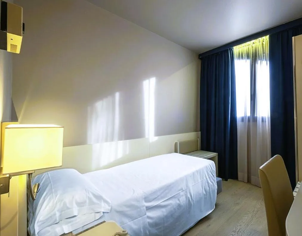 Bedroom in Sorrento Inn Lodge