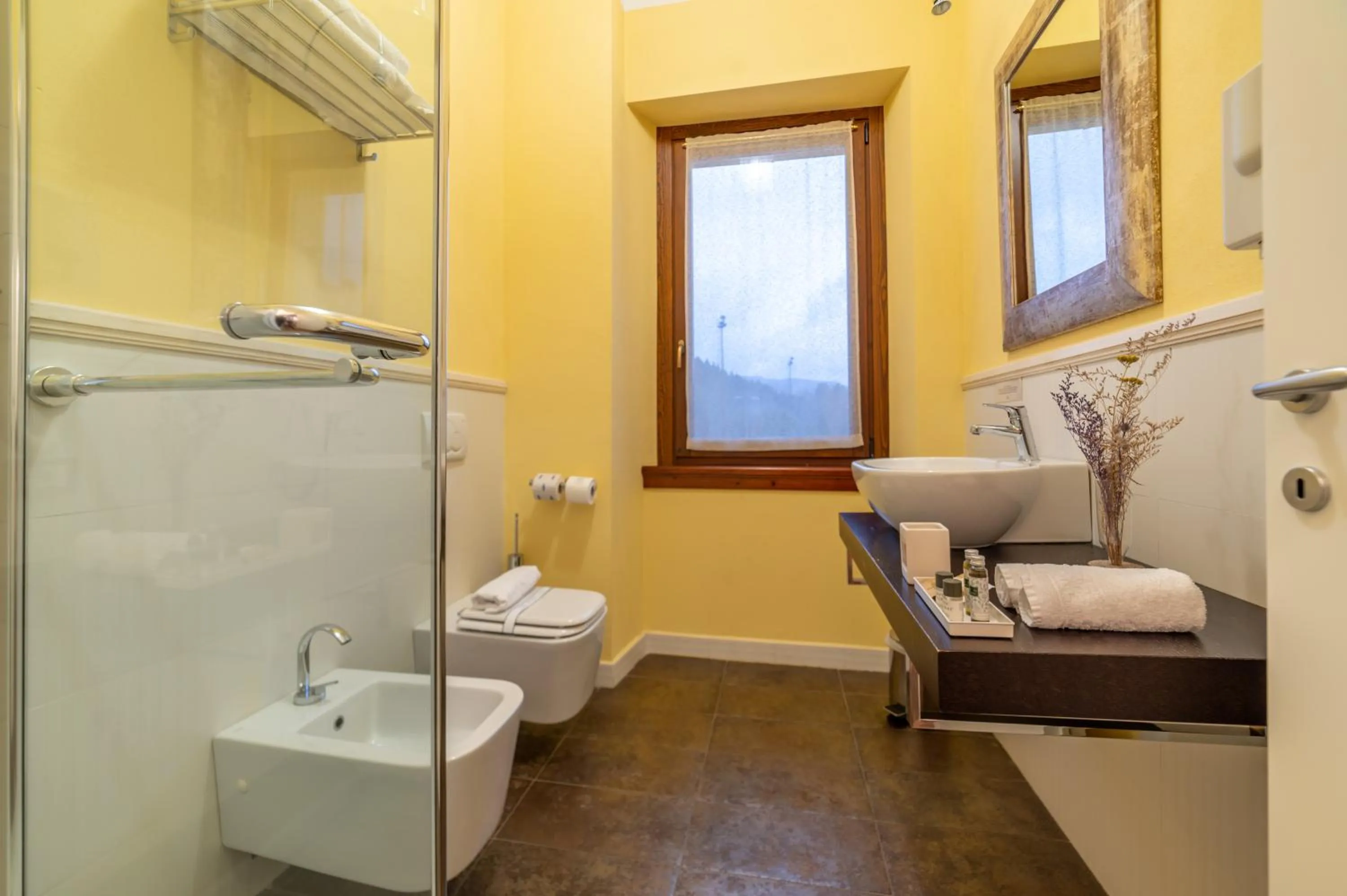 Shower in Albergo Falterona