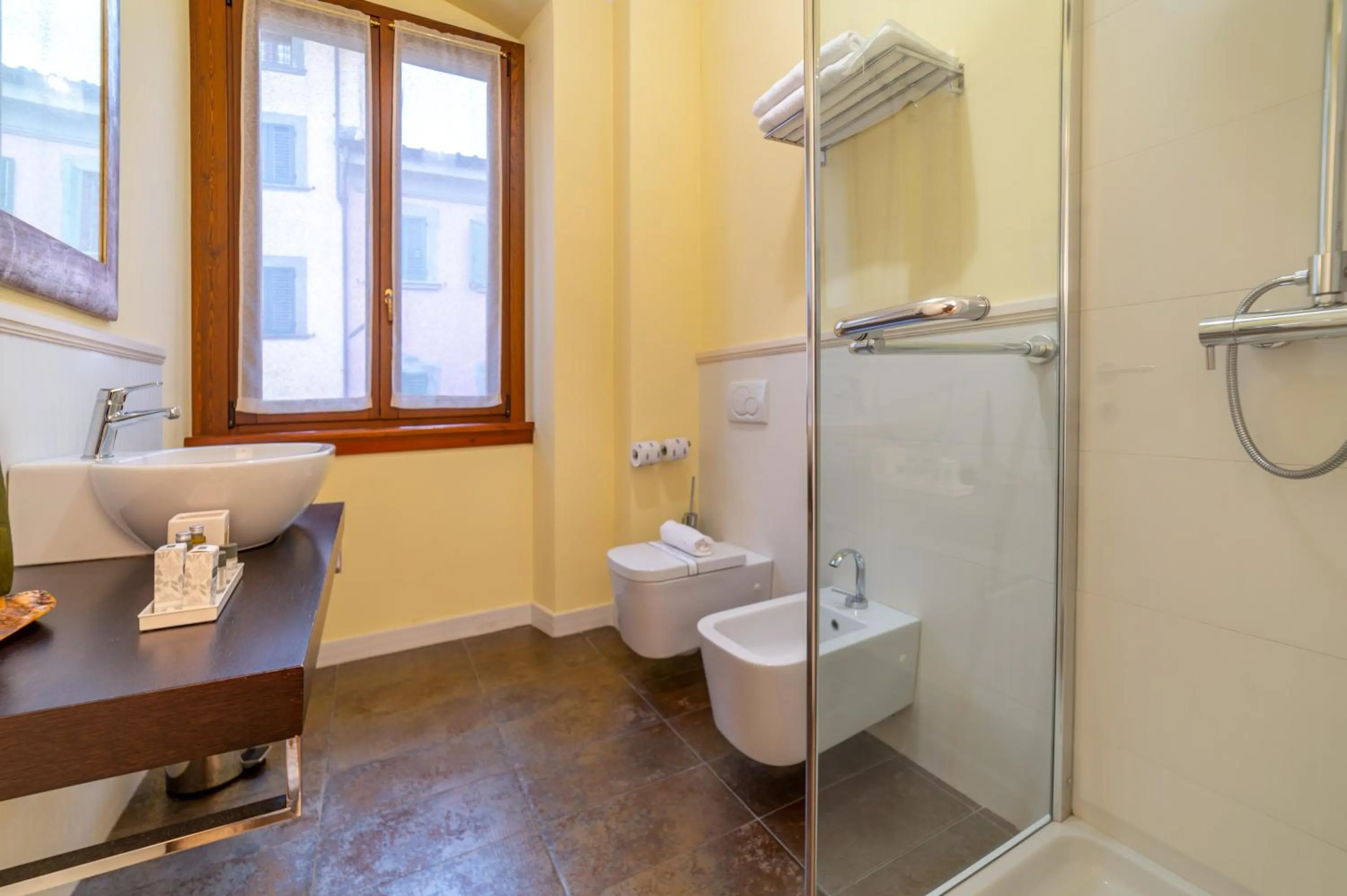 Shower in Albergo Falterona